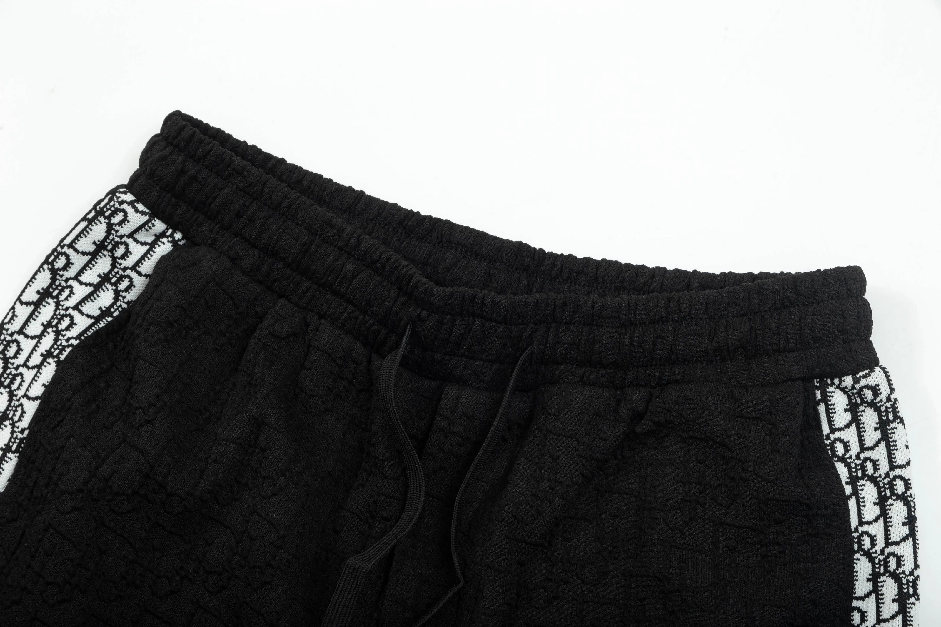 🅿️190 2025 Dior Dior new knitted jacquard shorts, customized fabric, knitted with knitted logo printed on it. The version is tight and three-dimensional, with straight stripe splicing. The customized trouser cord hardware has strong texture and smoothness. The upper body is comfortable and breathable. It has a concave and convex three-dimensional feel. It is fashionable and casual. Color: White-Black Size: M-4XL