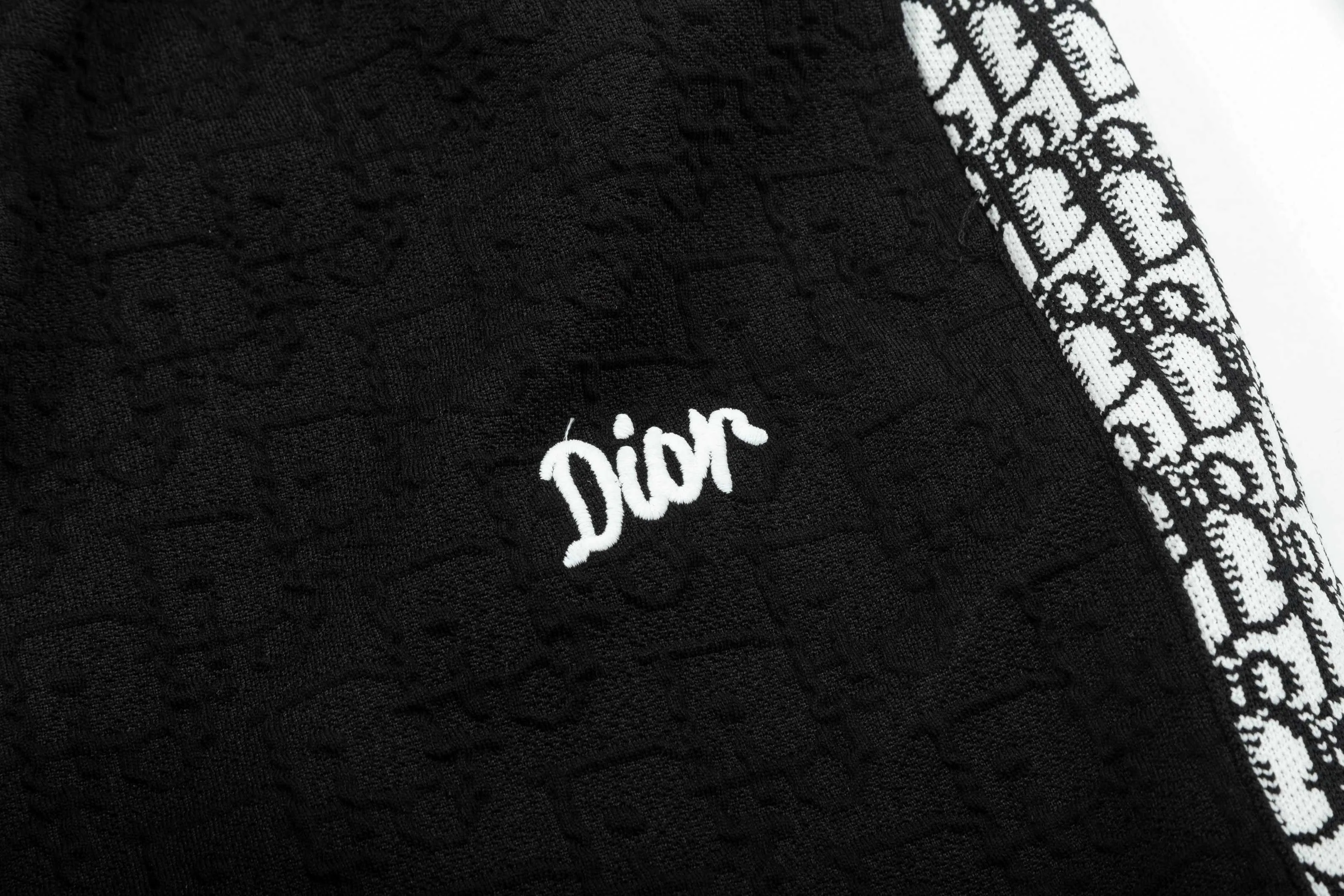 🅿️190 2025 Dior Dior new knitted jacquard shorts, customized fabric, knitted with knitted logo printed on it. The version is tight and three-dimensional, with straight stripe splicing. The customized trouser cord hardware has strong texture and smoothness. The upper body is comfortable and breathable. It has a concave and convex three-dimensional feel. It is fashionable and casual. Color: White-Black Size: M-4XL