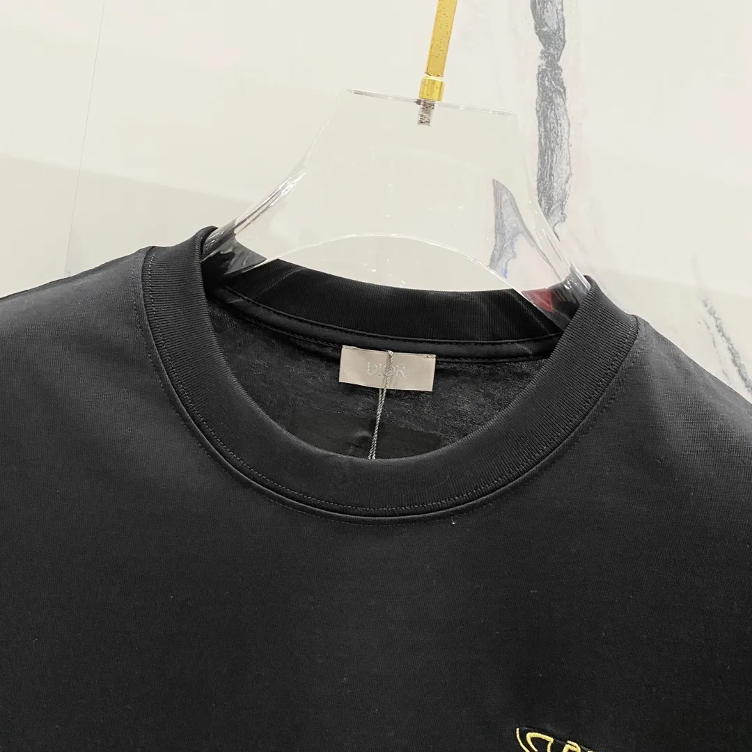 🅿️180 DIOR 260g round neck short-sleeved T-shirt, color block embroidery🪡letter LOGO design logo, official synchronization, high version, high quality, fashionable personality, versatile trend, pure original quality, original fabric, tag, collar label, washed wheat, complete three standards, color: black, white, red. Size: XS-L