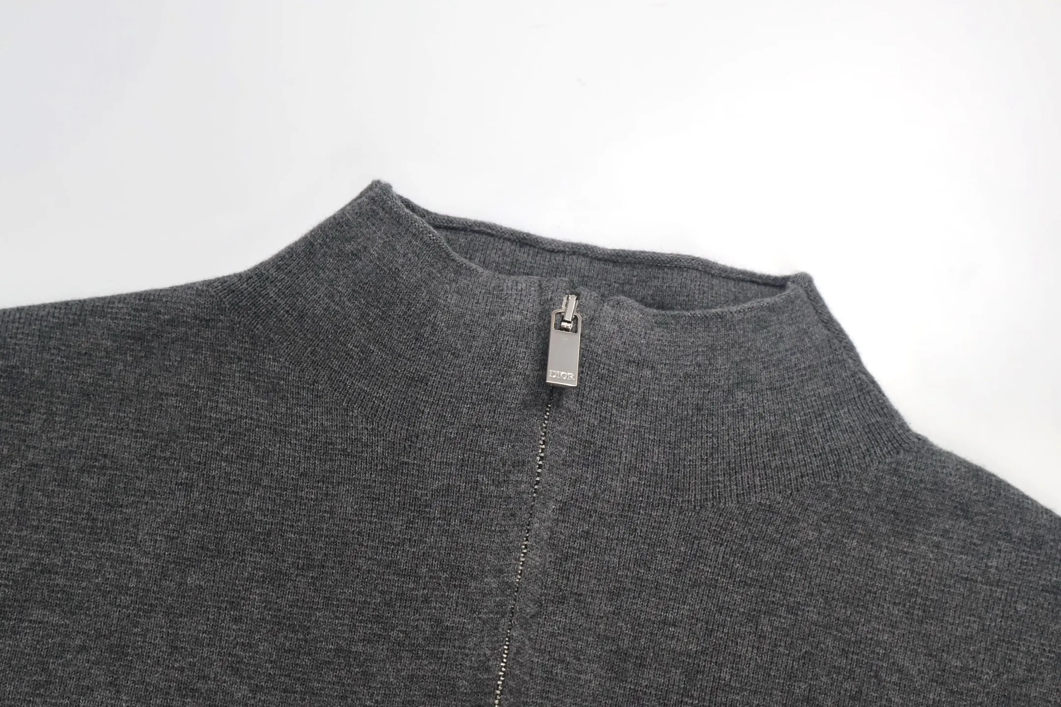 🅿️600 [Exclusive supply] CD chest logo zipper cardigan sweater (grey) Original purchase and development of 14160, custom-woven and dyed 100% cashmere fabric, close-fitting, soft, silky and skin-friendly, without the feeling of wool pricking the skin. Knitted with a mixture of two stitches on a German 16-needle Stoll machine. Three standards of excipients are independently developed and customized. The three-dimensional logo pattern taped on the chest highlights the brand's charm. Size:S-M-L