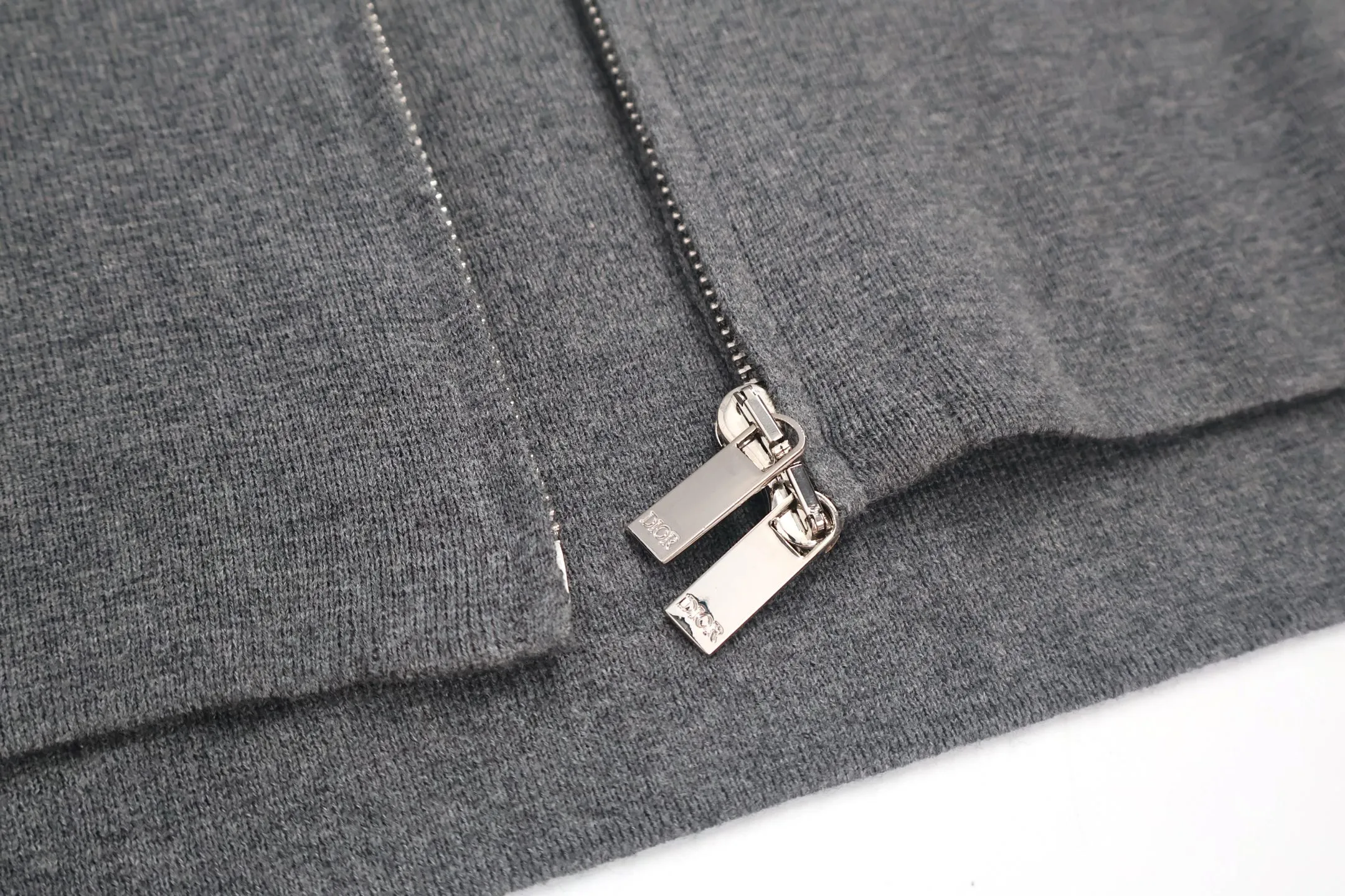 🅿️600 [Exclusive supply] CD chest logo zipper cardigan sweater (grey) Original purchase and development of 14160, custom-woven and dyed 100% cashmere fabric, close-fitting, soft, silky and skin-friendly, without the feeling of wool pricking the skin. Knitted with a mixture of two stitches on a German 16-needle Stoll machine. Three standards of excipients are independently developed and customized. The three-dimensional logo pattern taped on the chest highlights the brand's charm. Size:S-M-L