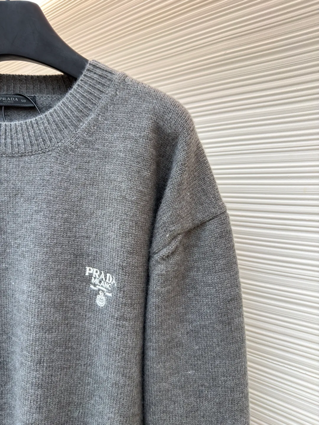 Prada embroidered logo wool knitted pullover ●Original version: Purchased and developed for 14999 ●Item number: 1681717-A65 ●Fabric: wool blended fabric ●Technology: knitting ●Color: gray ●Version: fitted version ●Weight: about 745 grams ●Size: 46-48-50-52 ●Description: The fabric is made of merino wool, which is 80% wool and 20% cotton. This model is made of high-content wool. The weaving method is 7-knit imported from Germany. The high-density weaving method and high wool content can effectively keep warm. It can be used as a base layer or as an outer layer. The embroidery uses imported Behringer embroidery machines. This embroidery has been adjusted and modified for 6 years to achieve the original 1:1 effect. The number of embroidery stitches is approximately 2600. The effect presents a perfect visual sense. This wool pullover has a versatile, sporty design and features the signature embroidered icon. The overall wiring is straight and delicate, the fabric is comfortable and soft, and the color is consistent without color difference. It can be matched with the same style to create a fashionable look and control various occasions. Customized accessories, complete with three standards, same style for men and women!