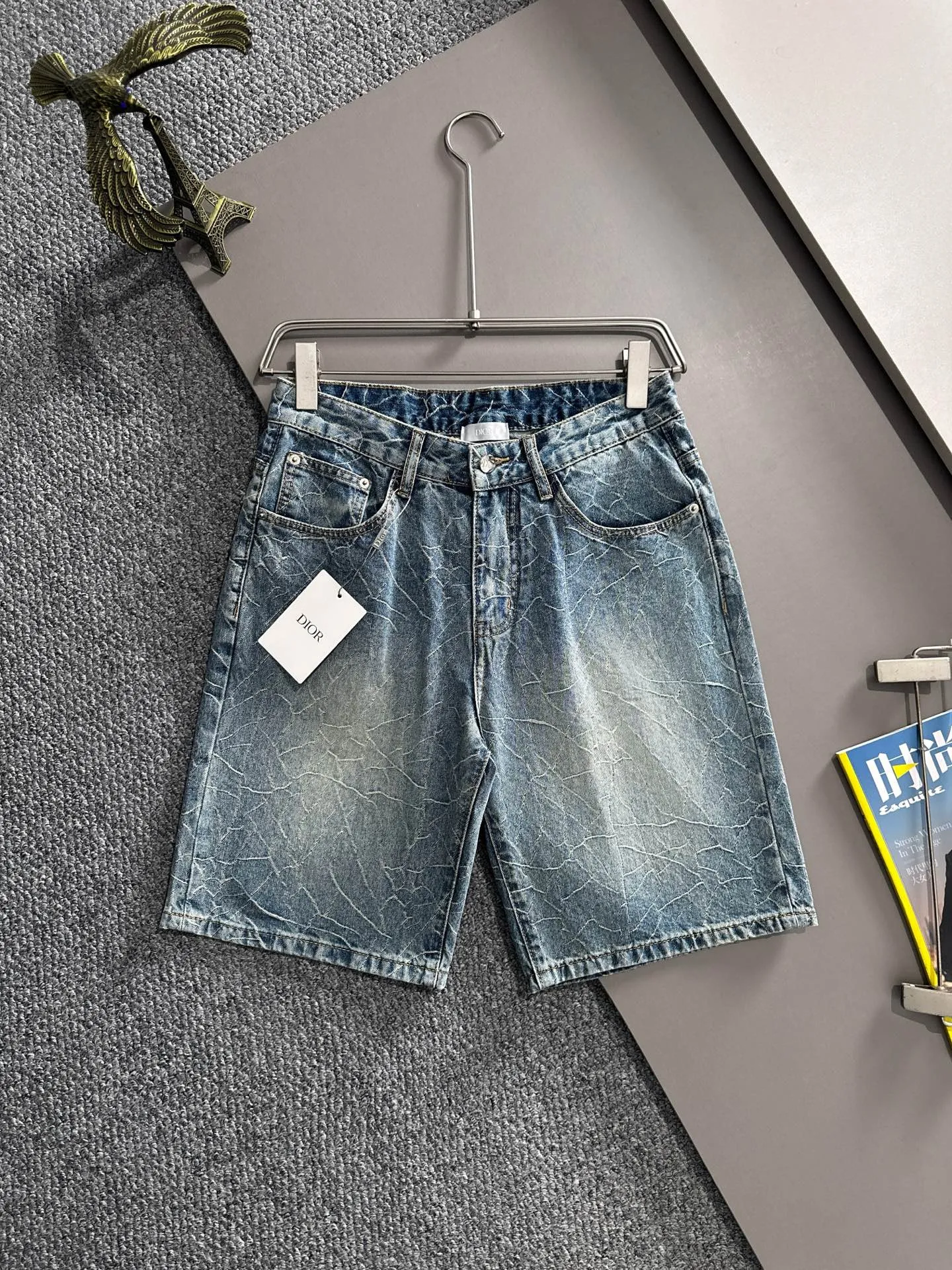 🅿️330 Dior 2025 summer new jeans denim shorts are produced using imported Japanese Denim plain cotton denim fabrics, complete with three standards. The top stone-washed process makes the texture reach the old taste of the 1980s. It is soft, delicate, comfortable and breathable. The color has a modern and fashionable vicissitudes. The upper body is versatile and fashionable! Light luxury, a must-have item for daily commuting! Code number: 28-40 (please state your height and weight when placing an order)