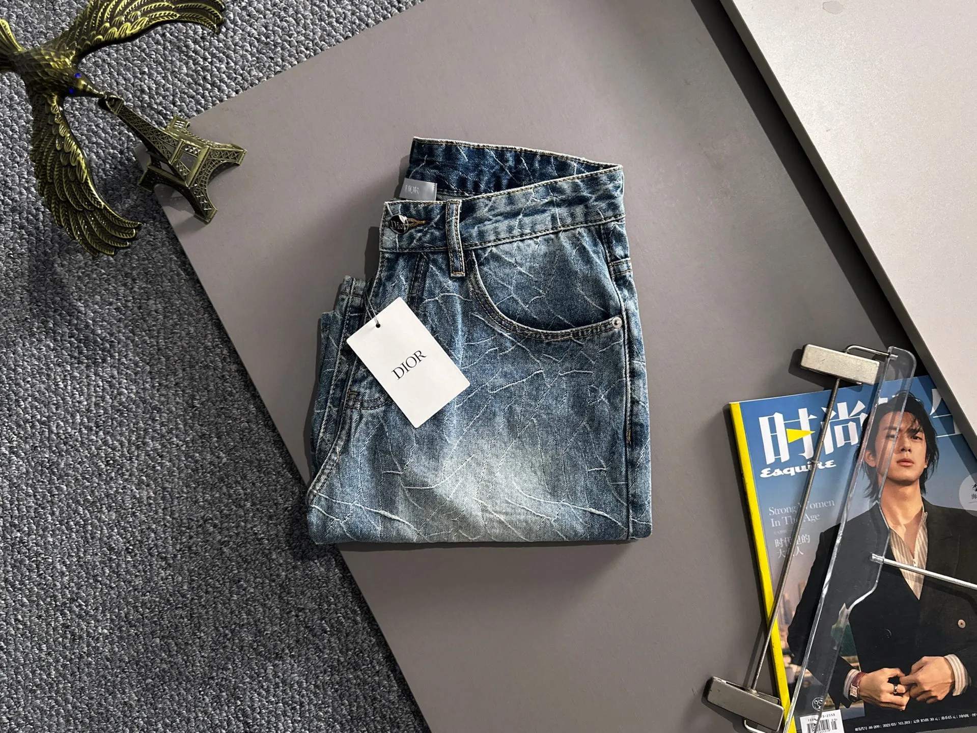 🅿️330 Dior 2025 summer new jeans denim shorts are produced using imported Japanese Denim plain cotton denim fabrics, complete with three standards. The top stone-washed process makes the texture reach the old taste of the 1980s. It is soft, delicate, comfortable and breathable. The color has a modern and fashionable vicissitudes. The upper body is versatile and fashionable! Light luxury, a must-have item for daily commuting! Code number: 28-40 (please state your height and weight when placing an order)