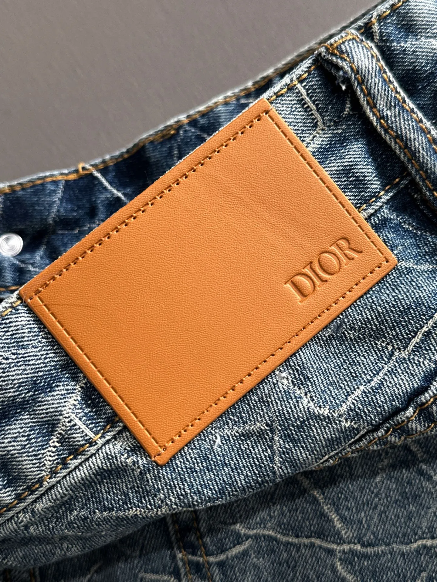 🅿️330 Dior 2025 summer new jeans denim shorts are produced using imported Japanese Denim plain cotton denim fabrics, complete with three standards. The top stone-washed process makes the texture reach the old taste of the 1980s. It is soft, delicate, comfortable and breathable. The color has a modern and fashionable vicissitudes. The upper body is versatile and fashionable! Light luxury, a must-have item for daily commuting! Code number: 28-40 (please state your height and weight when placing an order)
