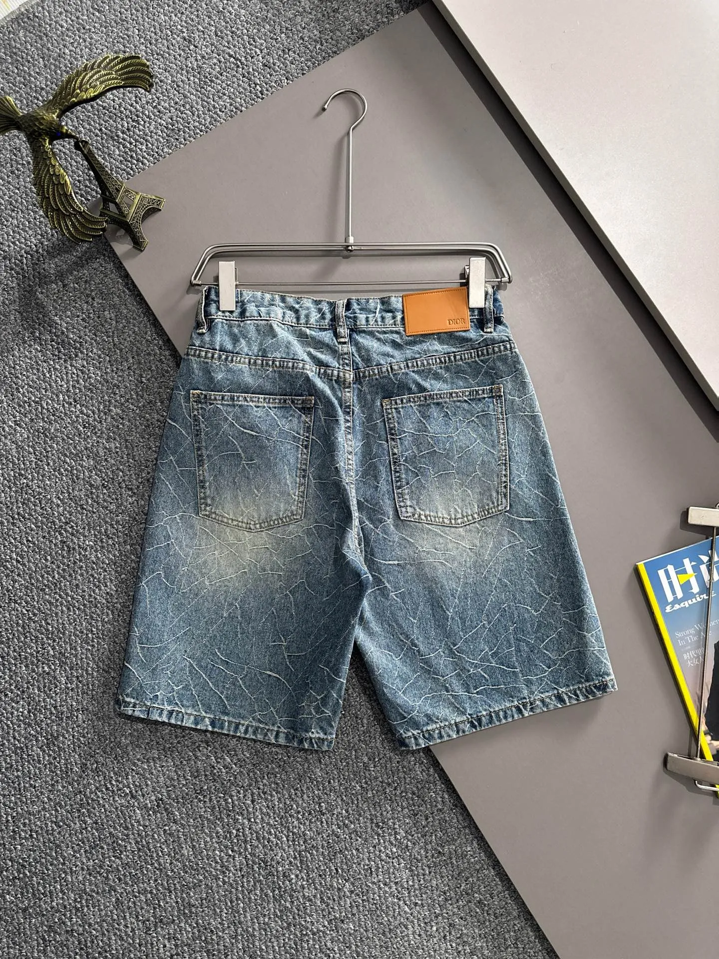 🅿️330 Dior 2025 summer new jeans denim shorts are produced using imported Japanese Denim plain cotton denim fabrics, complete with three standards. The top stone-washed process makes the texture reach the old taste of the 1980s. It is soft, delicate, comfortable and breathable. The color has a modern and fashionable vicissitudes. The upper body is versatile and fashionable! Light luxury, a must-have item for daily commuting! Code number: 28-40 (please state your height and weight when placing an order)