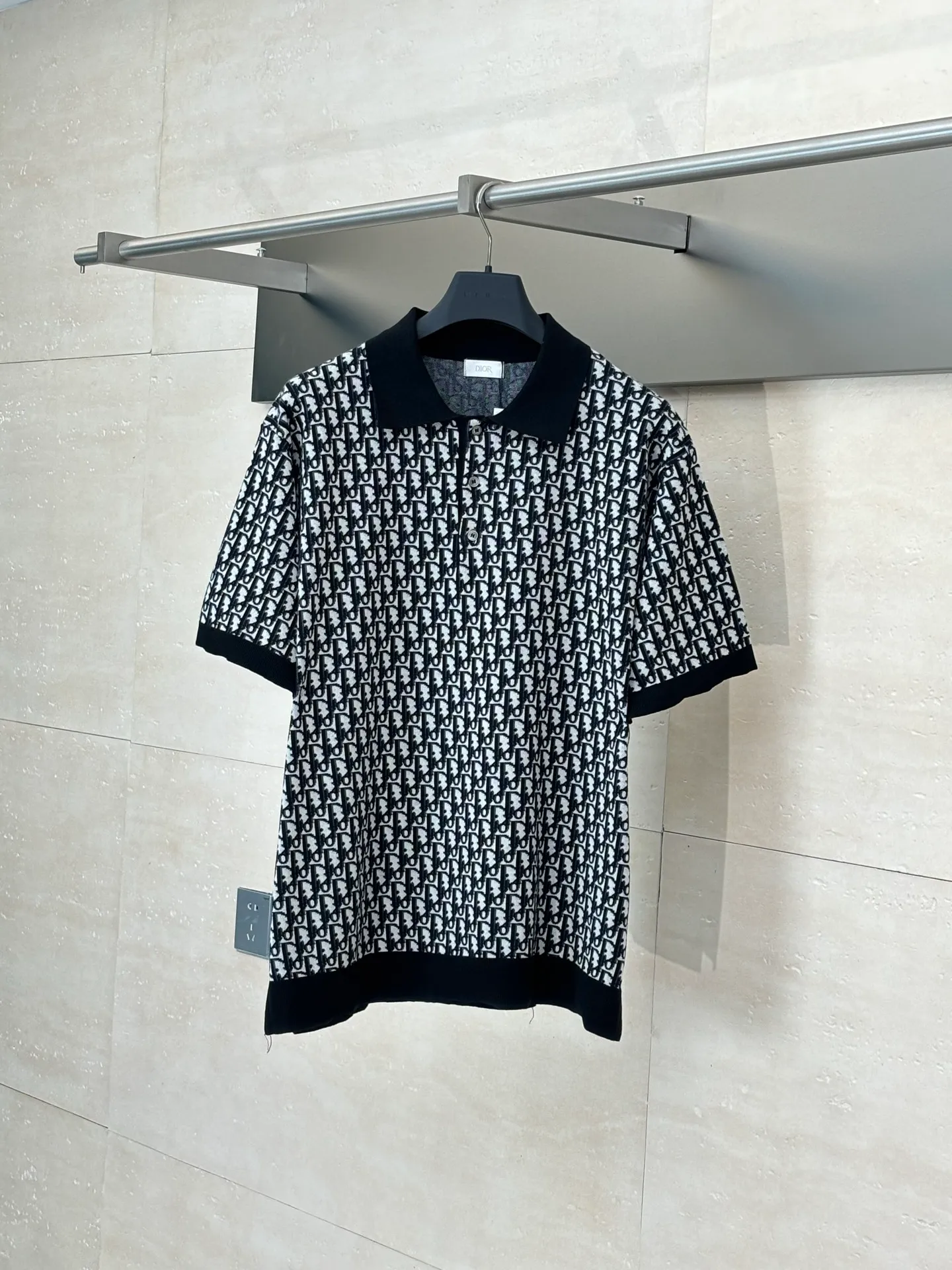 🅿️420 Dio/Dior 25Ss new oblique all-over printed jacquard knitted polo shirt. This knitted polo shirt is decorated with classic oblique print. Crafted from white, blue and brown cotton jacquard, it has a straight fit and is enhanced with button fastening and ribbed details. Can be matched with various styles to show your personality.  Size：S/M/L/XL