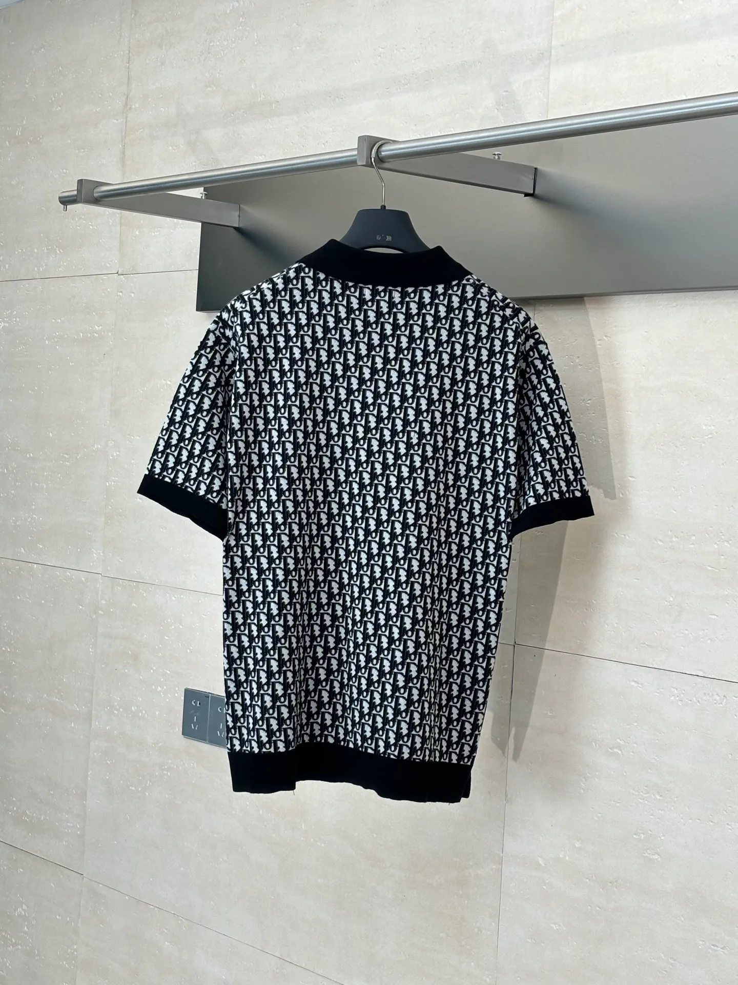 🅿️420 Dio/Dior 25Ss new oblique all-over printed jacquard knitted polo shirt. This knitted polo shirt is decorated with classic oblique print. Crafted from white, blue and brown cotton jacquard, it has a straight fit and is enhanced with button fastening and ribbed details. Can be matched with various styles to show your personality.  Size：S/M/L/XL