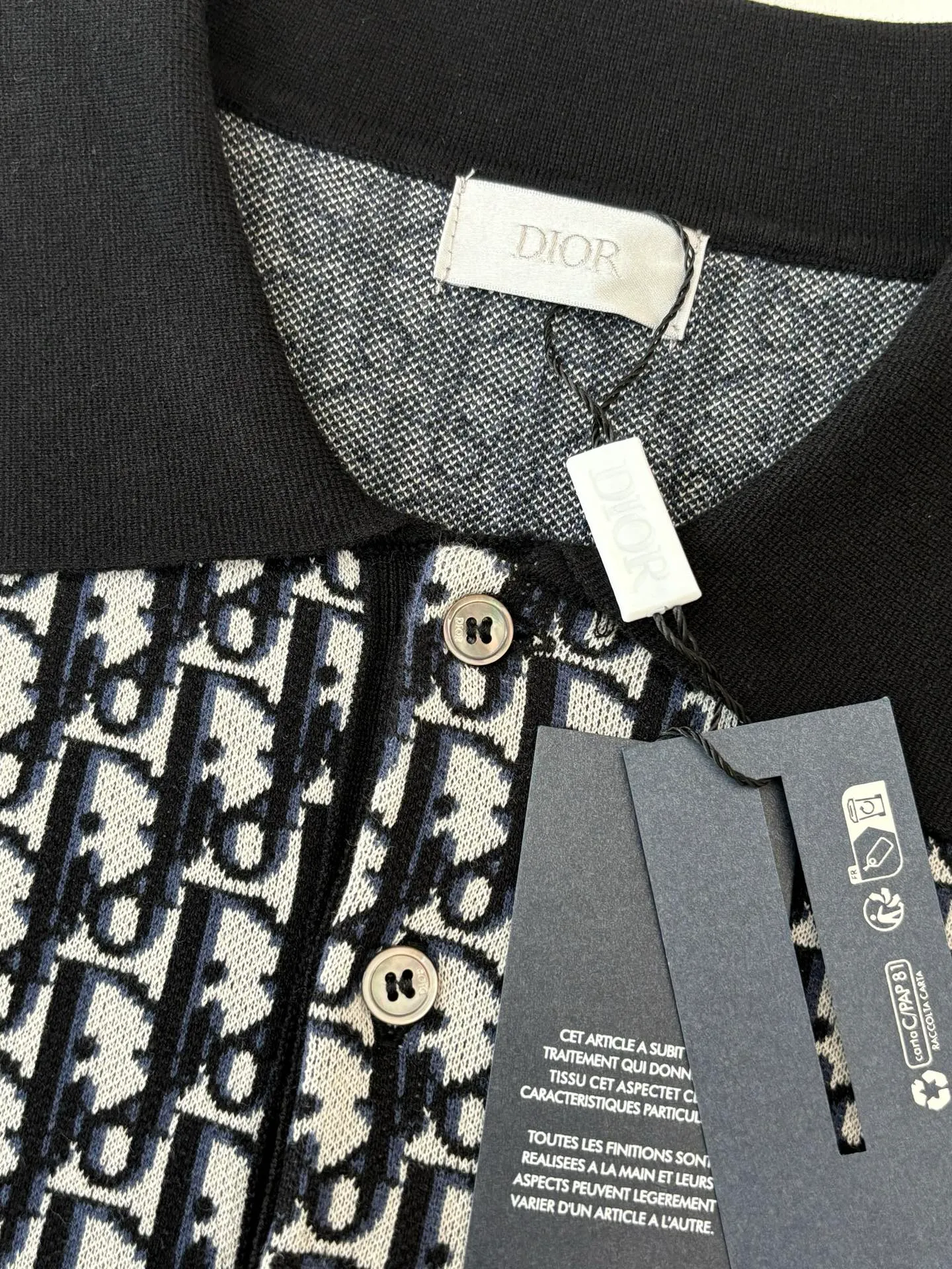 🅿️420 Dio/Dior 25Ss new oblique all-over printed jacquard knitted polo shirt. This knitted polo shirt is decorated with classic oblique print. Crafted from white, blue and brown cotton jacquard, it has a straight fit and is enhanced with button fastening and ribbed details. Can be matched with various styles to show your personality.  Size：S/M/L/XL