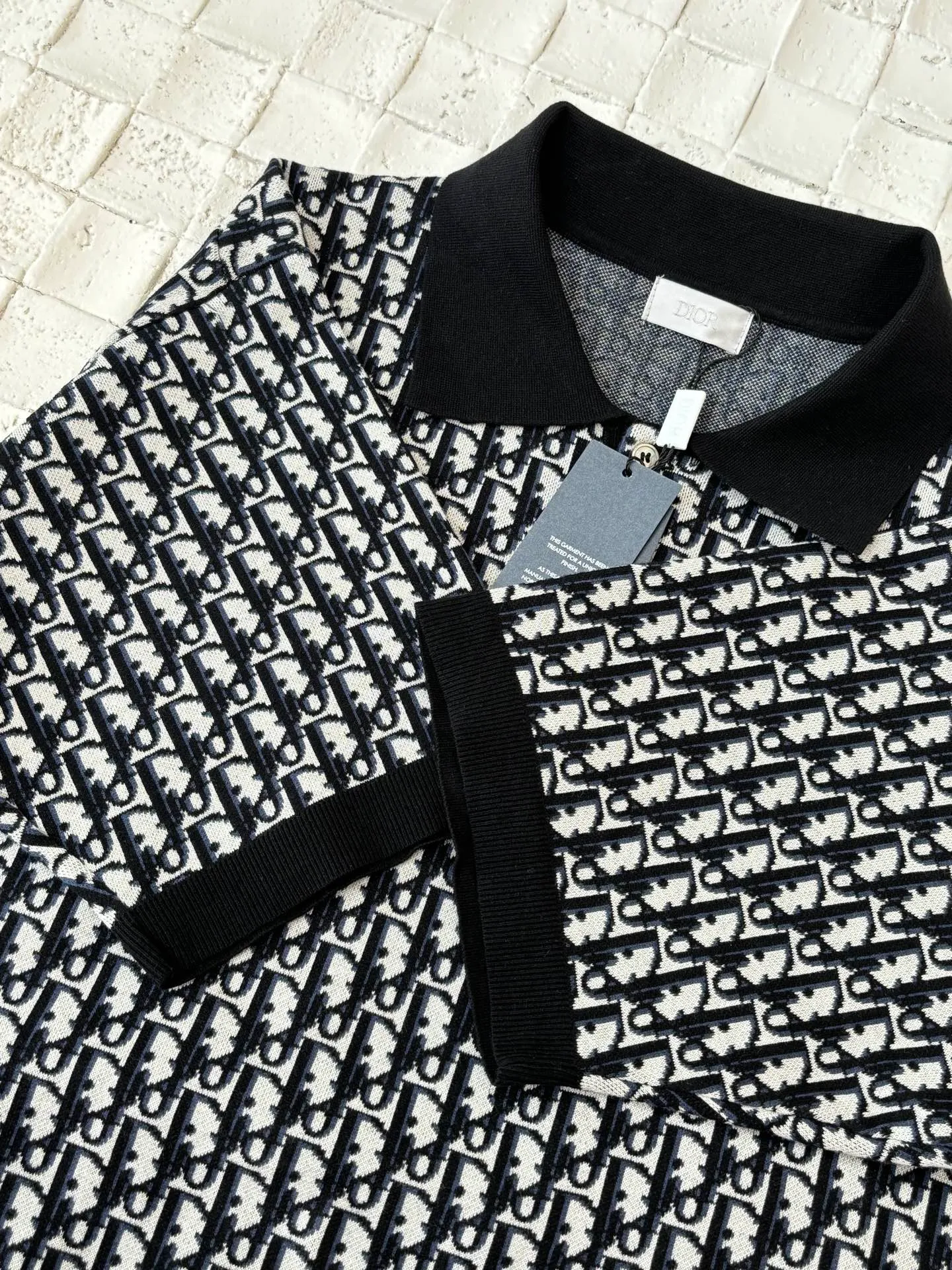 🅿️420 Dio/Dior 25Ss new oblique all-over printed jacquard knitted polo shirt. This knitted polo shirt is decorated with classic oblique print. Crafted from white, blue and brown cotton jacquard, it has a straight fit and is enhanced with button fastening and ribbed details. Can be matched with various styles to show your personality.  Size：S/M/L/XL