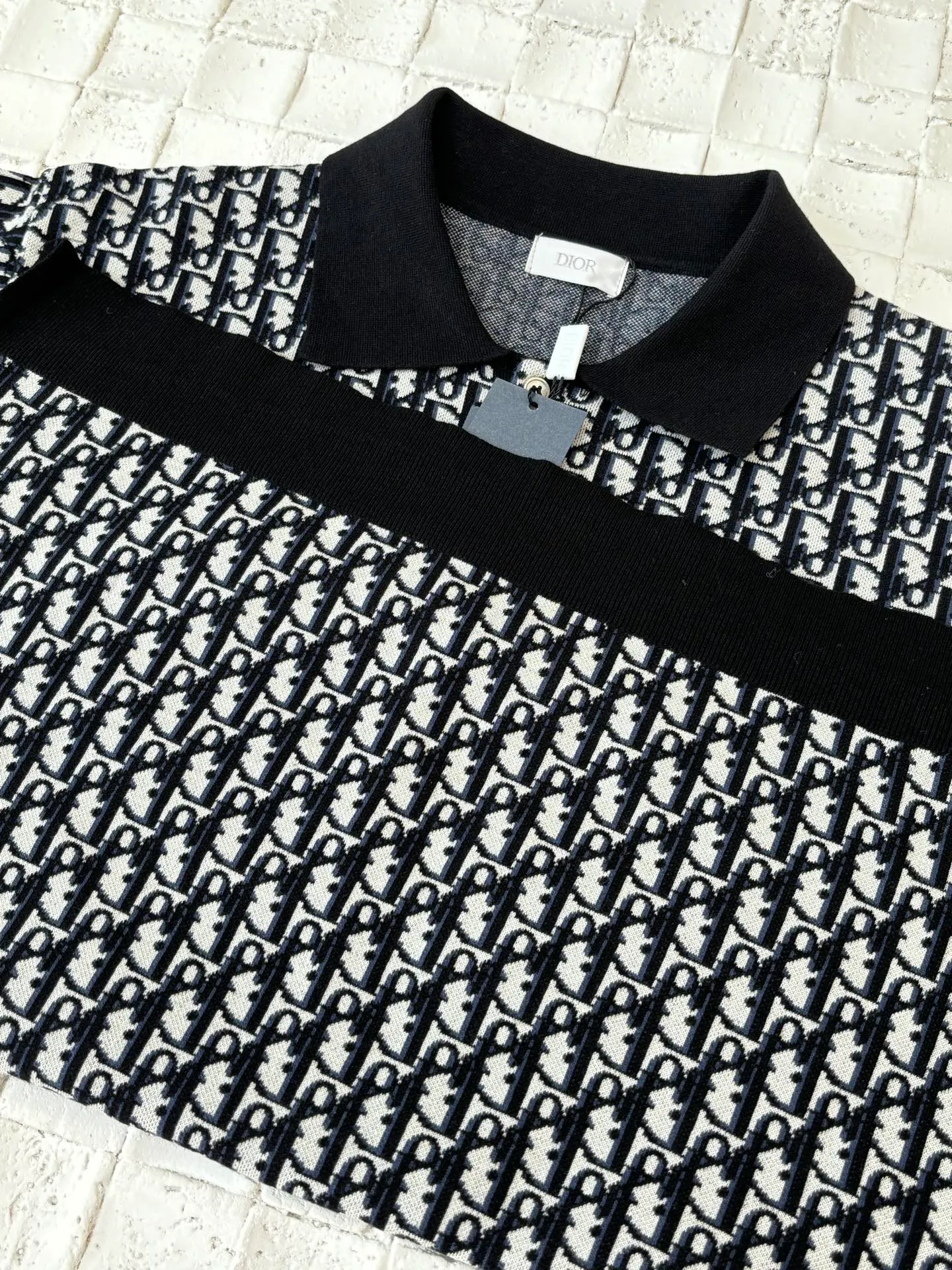 🅿️420 Dio/Dior 25Ss new oblique all-over printed jacquard knitted polo shirt. This knitted polo shirt is decorated with classic oblique print. Crafted from white, blue and brown cotton jacquard, it has a straight fit and is enhanced with button fastening and ribbed details. Can be matched with various styles to show your personality.  Size：S/M/L/XL