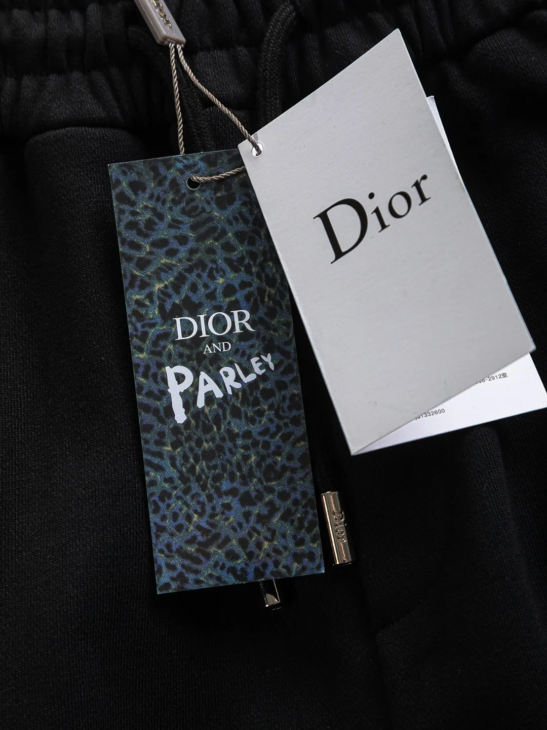 🅿️210 Dior CD DIOR micro-wide version S-XL CD 25ss counters are available at the same time. Retro colorful front color CD letter bee🪡 embroidered logo, back opening bag heavy craftsmanship, same style for men and women! Synchronized with the official website, high-elastic cotton fabrics at the counter! Super close to the skin and comfortable, durable and easy to wear, classic and simple logo design, meticulous original craftsmanship, shorts, a must-have item for men, are not the same as the general public, but must be unique and eye-catching. The appearance and quality of this Dior shorts are online, comfort, the same version and fashionability as always, including the fabric and cutting process, all of which are made with great effort! Made of washed pure cotton fabric, pure cotton is breathable, very refreshing and comfortable for daily wear, loose fit, you will find that it really looks good on the upper body, the overall is minimalist and neat, super versatile for daily wear! Pair it casually with a pair of pants for a youthful look. A T-shirt will make your outfit crazy. It is a fashionable item that can never go wrong! Color: Black White Size: S-XL Size chart: S: Seat circumference 58-Waist circumference 54-Pant length 43.5 M: Seat circumference 60-Waist circumference 56.5-Pant length 45 L: Seat circumference 62-Waist circumference 59-Pant length 46.5 XL: Seat circumference 64-Waist circumference 61.5-Pant length 48