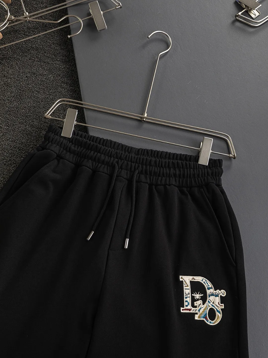 🅿️210 Dior CD DIOR micro-wide version S-XL CD 25ss counters are available at the same time. Retro colorful front color CD letter bee🪡 embroidered logo, back opening bag heavy craftsmanship, same style for men and women! Synchronized with the official website, high-elastic cotton fabrics at the counter! Super close to the skin and comfortable, durable and easy to wear, classic and simple logo design, meticulous original craftsmanship, shorts, a must-have item for men, are not the same as the general public, but must be unique and eye-catching. The appearance and quality of this Dior shorts are online, comfort, the same version and fashionability as always, including the fabric and cutting process, all of which are made with great effort! Made of washed pure cotton fabric, pure cotton is breathable, very refreshing and comfortable for daily wear, loose fit, you will find that it really looks good on the upper body, the overall is minimalist and neat, super versatile for daily wear! Pair it casually with a pair of pants for a youthful look. A T-shirt will make your outfit crazy. It is a fashionable item that can never go wrong! Color: Black White Size: S-XL Size chart: S: Seat circumference 58-Waist circumference 54-Pant length 43.5 M: Seat circumference 60-Waist circumference 56.5-Pant length 45 L: Seat circumference 62-Waist circumference 59-Pant length 46.5 XL: Seat circumference 64-Waist circumference 61.5-Pant length 48