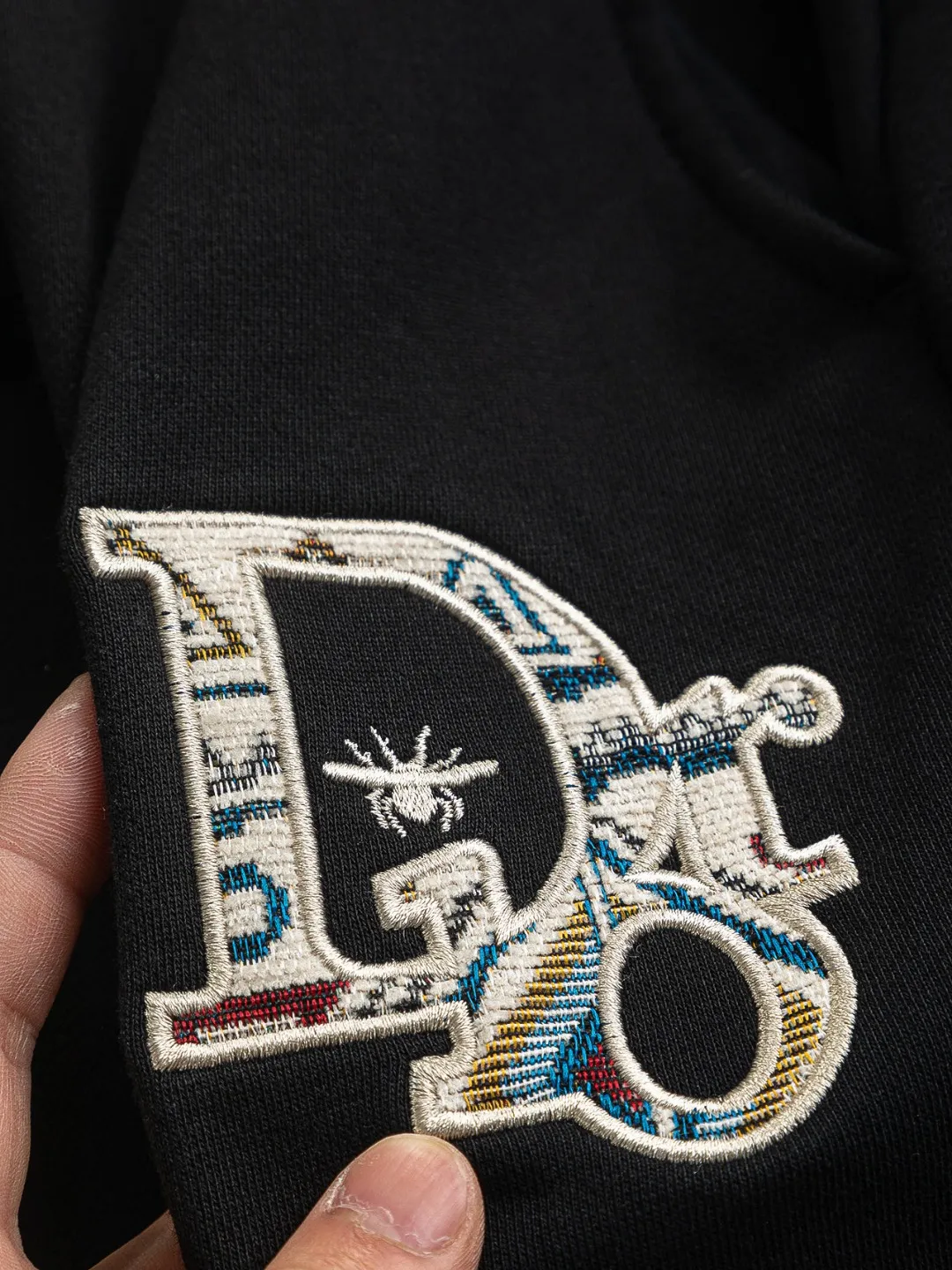 🅿️210 Dior CD DIOR micro-wide version S-XL CD 25ss counters are available at the same time. Retro colorful front color CD letter bee🪡 embroidered logo, back opening bag heavy craftsmanship, same style for men and women! Synchronized with the official website, high-elastic cotton fabrics at the counter! Super close to the skin and comfortable, durable and easy to wear, classic and simple logo design, meticulous original craftsmanship, shorts, a must-have item for men, are not the same as the general public, but must be unique and eye-catching. The appearance and quality of this Dior shorts are online, comfort, the same version and fashionability as always, including the fabric and cutting process, all of which are made with great effort! Made of washed pure cotton fabric, pure cotton is breathable, very refreshing and comfortable for daily wear, loose fit, you will find that it really looks good on the upper body, the overall is minimalist and neat, super versatile for daily wear! Pair it casually with a pair of pants for a youthful look. A T-shirt will make your outfit crazy. It is a fashionable item that can never go wrong! Color: Black White Size: S-XL Size chart: S: Seat circumference 58-Waist circumference 54-Pant length 43.5 M: Seat circumference 60-Waist circumference 56.5-Pant length 45 L: Seat circumference 62-Waist circumference 59-Pant length 46.5 XL: Seat circumference 64-Waist circumference 61.5-Pant length 48