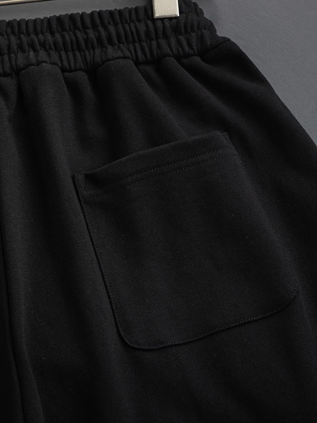 🅿️210 Dior CD DIOR micro-wide version S-XL CD 25ss counters are available at the same time. Retro colorful front color CD letter bee🪡 embroidered logo, back opening bag heavy craftsmanship, same style for men and women! Synchronized with the official website, high-elastic cotton fabrics at the counter! Super close to the skin and comfortable, durable and easy to wear, classic and simple logo design, meticulous original craftsmanship, shorts, a must-have item for men, are not the same as the general public, but must be unique and eye-catching. The appearance and quality of this Dior shorts are online, comfort, the same version and fashionability as always, including the fabric and cutting process, all of which are made with great effort! Made of washed pure cotton fabric, pure cotton is breathable, very refreshing and comfortable for daily wear, loose fit, you will find that it really looks good on the upper body, the overall is minimalist and neat, super versatile for daily wear! Pair it casually with a pair of pants for a youthful look. A T-shirt will make your outfit crazy. It is a fashionable item that can never go wrong! Color: Black White Size: S-XL Size chart: S: Seat circumference 58-Waist circumference 54-Pant length 43.5 M: Seat circumference 60-Waist circumference 56.5-Pant length 45 L: Seat circumference 62-Waist circumference 59-Pant length 46.5 XL: Seat circumference 64-Waist circumference 61.5-Pant length 48