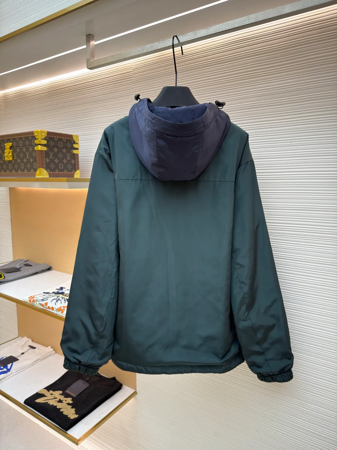Prada nylon double-sided logo jacket ●Original version: Purchased and developed at 12690 ●Item number: 1681909-B70 ●Fabric: nylon fabric ●Technology: Enamel plating ●Color: navy blue/dark green ●Version: fitted version ●Weight: about 620 grams ●Size: S-M-L-XL ●Description: Made of 50-count fine-grained 100% nylon material. Customized weaving and dyeing. The leather label on the chest is made of double-layered cowhide, using folk Sanbao enamel plating technology, and the bottom is matched with stainless steel round nails to make the upper body of the clothes more comfortable. (Black zipper) Electroplated metal with bright silver, laser engraved logo on the surface. (Blue zipper) Made of nylon with nylon rubber teeth. The sub-buttons adopt four-joint openings and are original color spray-plated and laser-engraved. The detail level is restored to 99%. There are many auxiliary materials for this product. In addition to the introduction, there are also a series of auxiliary materials. The whole piece of clothing is imported from Germany, and is made by special machines - date making - hemming - embedded clips - and many other series of workmanship. The overall wiring is straight and delicate, the fabric is comfortable and soft, and the color is consistent without color difference. It can be matched with the same style to create a fashionable look and control various occasions. Customized accessories, complete with three standards, same style for men and women!