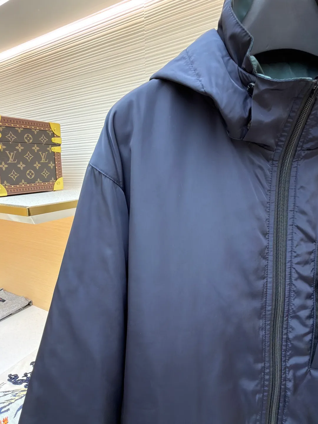 Prada nylon double-sided logo jacket ●Original version: Purchased and developed at 12690 ●Item number: 1681909-B70 ●Fabric: nylon fabric ●Technology: Enamel plating ●Color: navy blue/dark green ●Version: fitted version ●Weight: about 620 grams ●Size: S-M-L-XL ●Description: Made of 50-count fine-grained 100% nylon material. Customized weaving and dyeing. The leather label on the chest is made of double-layered cowhide, using folk Sanbao enamel plating technology, and the bottom is matched with stainless steel round nails to make the upper body of the clothes more comfortable. (Black zipper) Electroplated metal with bright silver, laser engraved logo on the surface. (Blue zipper) Made of nylon with nylon rubber teeth. The sub-buttons adopt four-joint openings and are original color spray-plated and laser-engraved. The detail level is restored to 99%. There are many auxiliary materials for this product. In addition to the introduction, there are also a series of auxiliary materials. The whole piece of clothing is imported from Germany, and is made by special machines - date making - hemming - embedded clips - and many other series of workmanship. The overall wiring is straight and delicate, the fabric is comfortable and soft, and the color is consistent without color difference. It can be matched with the same style to create a fashionable look and control various occasions. Customized accessories, complete with three standards, same style for men and women!