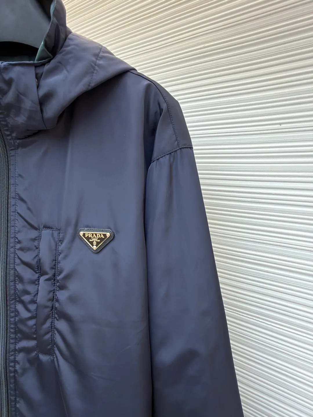 Prada nylon double-sided logo jacket ●Original version: Purchased and developed at 12690 ●Item number: 1681909-B70 ●Fabric: nylon fabric ●Technology: Enamel plating ●Color: navy blue/dark green ●Version: fitted version ●Weight: about 620 grams ●Size: S-M-L-XL ●Description: Made of 50-count fine-grained 100% nylon material. Customized weaving and dyeing. The leather label on the chest is made of double-layered cowhide, using folk Sanbao enamel plating technology, and the bottom is matched with stainless steel round nails to make the upper body of the clothes more comfortable. (Black zipper) Electroplated metal with bright silver, laser engraved logo on the surface. (Blue zipper) Made of nylon with nylon rubber teeth. The sub-buttons adopt four-joint openings and are original color spray-plated and laser-engraved. The detail level is restored to 99%. There are many auxiliary materials for this product. In addition to the introduction, there are also a series of auxiliary materials. The whole piece of clothing is imported from Germany, and is made by special machines - date making - hemming - embedded clips - and many other series of workmanship. The overall wiring is straight and delicate, the fabric is comfortable and soft, and the color is consistent without color difference. It can be matched with the same style to create a fashionable look and control various occasions. Customized accessories, complete with three standards, same style for men and women!