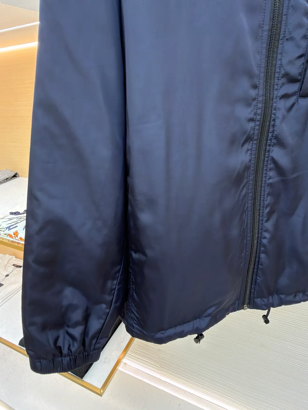 Prada nylon double-sided logo jacket ●Original version: Purchased and developed at 12690 ●Item number: 1681909-B70 ●Fabric: nylon fabric ●Technology: Enamel plating ●Color: navy blue/dark green ●Version: fitted version ●Weight: about 620 grams ●Size: S-M-L-XL ●Description: Made of 50-count fine-grained 100% nylon material. Customized weaving and dyeing. The leather label on the chest is made of double-layered cowhide, using folk Sanbao enamel plating technology, and the bottom is matched with stainless steel round nails to make the upper body of the clothes more comfortable. (Black zipper) Electroplated metal with bright silver, laser engraved logo on the surface. (Blue zipper) Made of nylon with nylon rubber teeth. The sub-buttons adopt four-joint openings and are original color spray-plated and laser-engraved. The detail level is restored to 99%. There are many auxiliary materials for this product. In addition to the introduction, there are also a series of auxiliary materials. The whole piece of clothing is imported from Germany, and is made by special machines - date making - hemming - embedded clips - and many other series of workmanship. The overall wiring is straight and delicate, the fabric is comfortable and soft, and the color is consistent without color difference. It can be matched with the same style to create a fashionable look and control various occasions. Customized accessories, complete with three standards, same style for men and women!