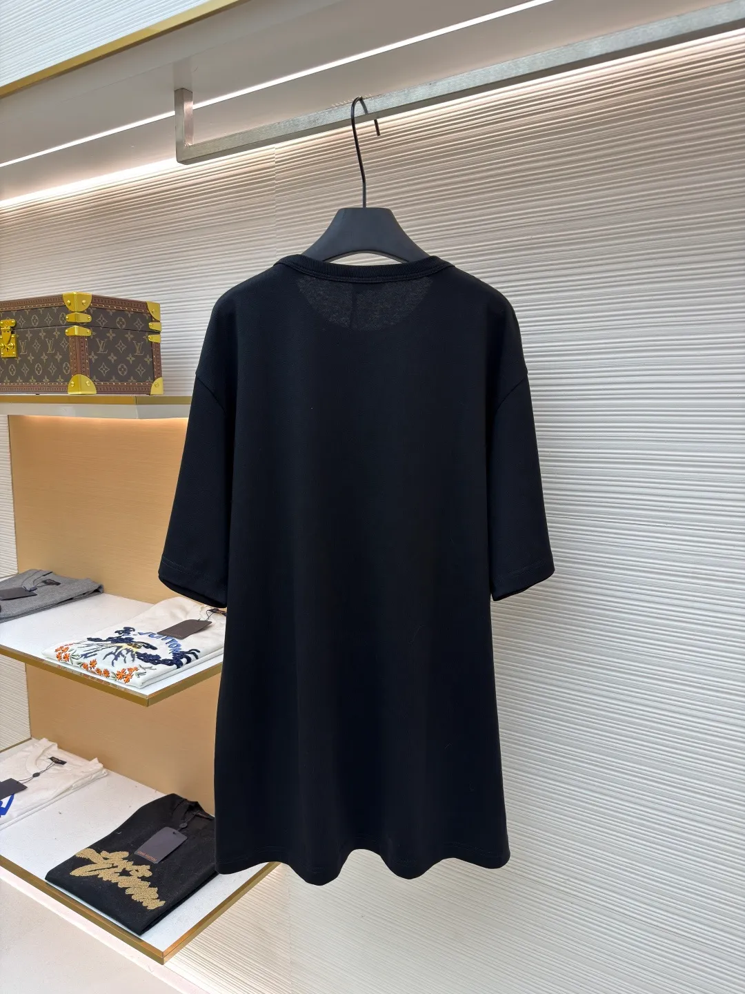 Dior letter floral embroidery short-sleeved T-shirt ●Original version: Purchased and developed by 8730 ●Item number: 1681693-A20 ●Fabric: cotton fabric ●Technology: embroidery production ●Color: black ●Version: fitted version ●Weight: about 425 grams ●Size: XS-S-M-L ●Description: Matching [21s combed cotton compact siro spinning yarn flat machine ribbing], the front panel is embroidered with [Tajima embroidery machine imported from Japan], the flowers and green leaves are made of [nylon material super matte thread], the letters are made of [30 metric double-ply wool yarn], a total of [11 colors flat embroidered tatami + wool crochet combination embroidery], the opening is [customized postcard new flower tag]. The overall wiring is straight and delicate, the fabric is comfortable and soft, and the color is consistent without color difference. It can be matched with the same style to create a fashionable look and control various occasions. Customized accessories, complete with three standards, same style for men and women!