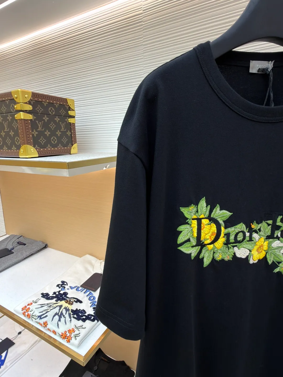 Dior letter floral embroidery short-sleeved T-shirt ●Original version: Purchased and developed by 8730 ●Item number: 1681693-A20 ●Fabric: cotton fabric ●Technology: embroidery production ●Color: black ●Version: fitted version ●Weight: about 425 grams ●Size: XS-S-M-L ●Description: Matching [21s combed cotton compact siro spinning yarn flat machine ribbing], the front panel is embroidered with [Tajima embroidery machine imported from Japan], the flowers and green leaves are made of [nylon material super matte thread], the letters are made of [30 metric double-ply wool yarn], a total of [11 colors flat embroidered tatami + wool crochet combination embroidery], the opening is [customized postcard new flower tag]. The overall wiring is straight and delicate, the fabric is comfortable and soft, and the color is consistent without color difference. It can be matched with the same style to create a fashionable look and control various occasions. Customized accessories, complete with three standards, same style for men and women!