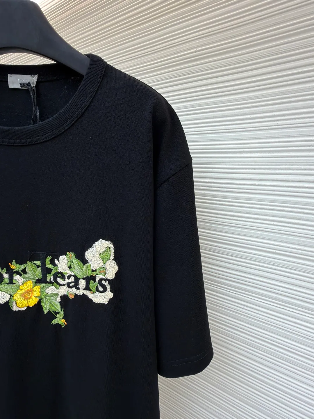 Dior letter floral embroidery short-sleeved T-shirt ●Original version: Purchased and developed by 8730 ●Item number: 1681693-A20 ●Fabric: cotton fabric ●Technology: embroidery production ●Color: black ●Version: fitted version ●Weight: about 425 grams ●Size: XS-S-M-L ●Description: Matching [21s combed cotton compact siro spinning yarn flat machine ribbing], the front panel is embroidered with [Tajima embroidery machine imported from Japan], the flowers and green leaves are made of [nylon material super matte thread], the letters are made of [30 metric double-ply wool yarn], a total of [11 colors flat embroidered tatami + wool crochet combination embroidery], the opening is [customized postcard new flower tag]. The overall wiring is straight and delicate, the fabric is comfortable and soft, and the color is consistent without color difference. It can be matched with the same style to create a fashionable look and control various occasions. Customized accessories, complete with three standards, same style for men and women!