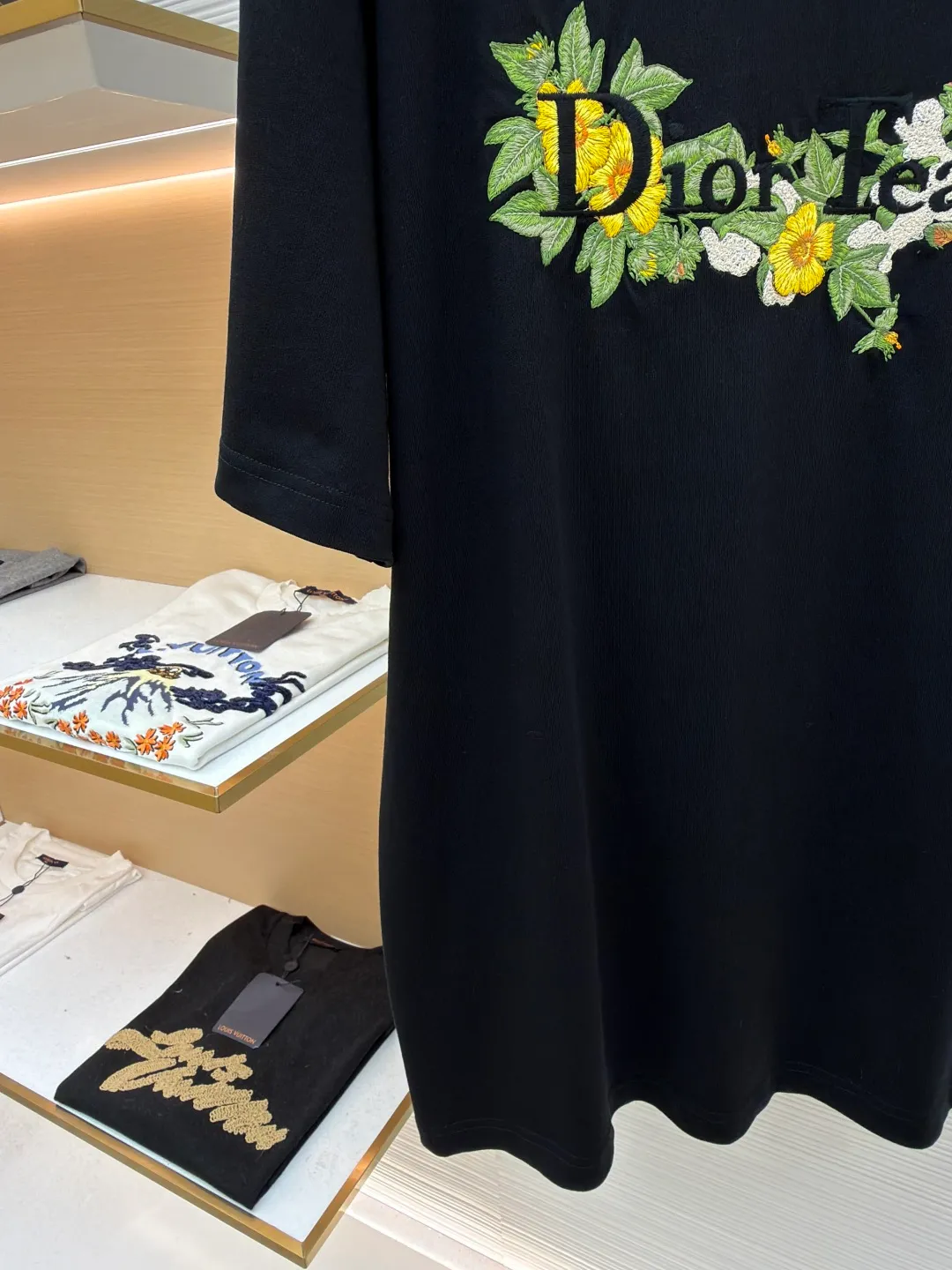 Dior letter floral embroidery short-sleeved T-shirt ●Original version: Purchased and developed by 8730 ●Item number: 1681693-A20 ●Fabric: cotton fabric ●Technology: embroidery production ●Color: black ●Version: fitted version ●Weight: about 425 grams ●Size: XS-S-M-L ●Description: Matching [21s combed cotton compact siro spinning yarn flat machine ribbing], the front panel is embroidered with [Tajima embroidery machine imported from Japan], the flowers and green leaves are made of [nylon material super matte thread], the letters are made of [30 metric double-ply wool yarn], a total of [11 colors flat embroidered tatami + wool crochet combination embroidery], the opening is [customized postcard new flower tag]. The overall wiring is straight and delicate, the fabric is comfortable and soft, and the color is consistent without color difference. It can be matched with the same style to create a fashionable look and control various occasions. Customized accessories, complete with three standards, same style for men and women!