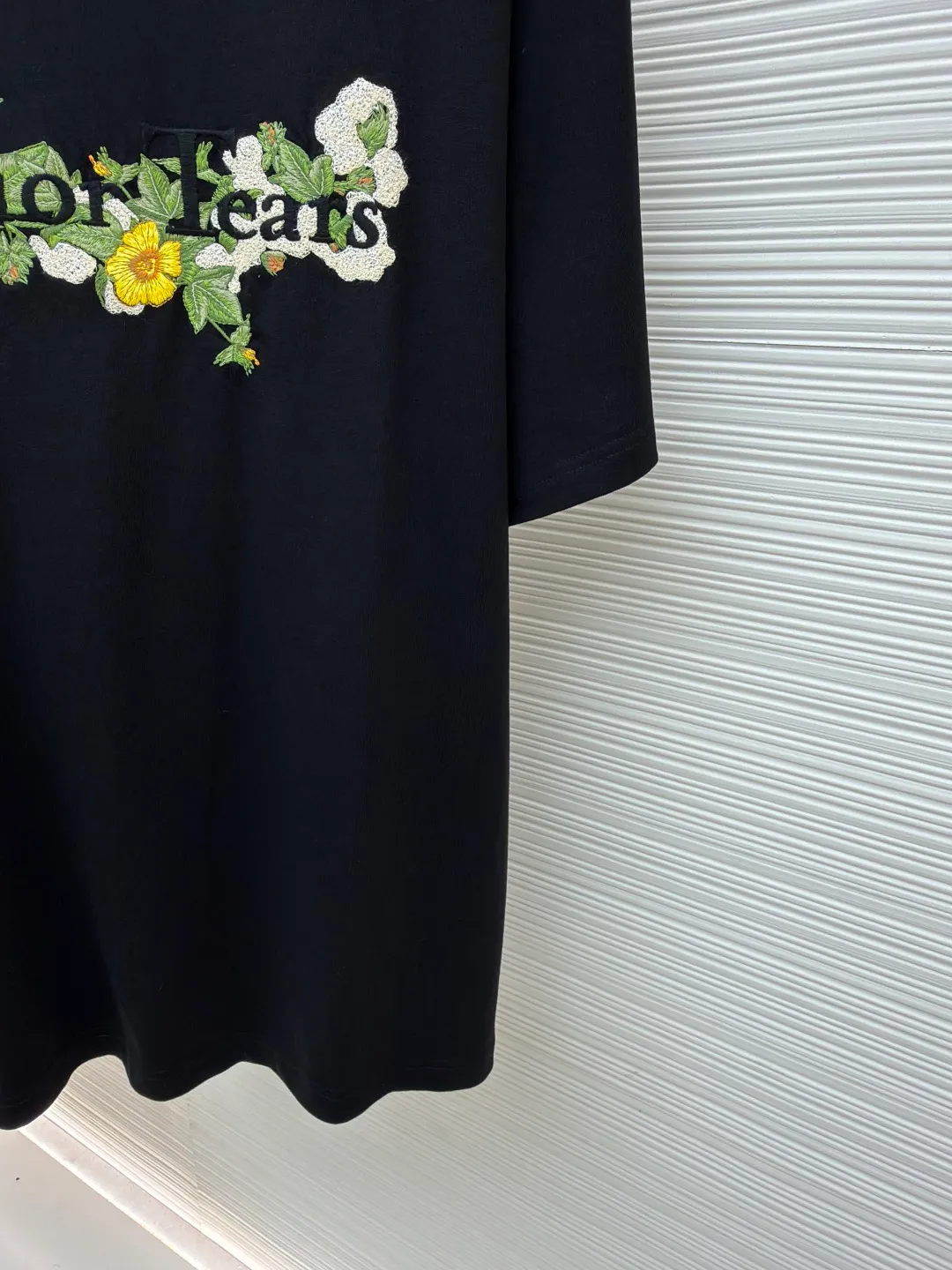 Dior letter floral embroidery short-sleeved T-shirt ●Original version: Purchased and developed by 8730 ●Item number: 1681693-A20 ●Fabric: cotton fabric ●Technology: embroidery production ●Color: black ●Version: fitted version ●Weight: about 425 grams ●Size: XS-S-M-L ●Description: Matching [21s combed cotton compact siro spinning yarn flat machine ribbing], the front panel is embroidered with [Tajima embroidery machine imported from Japan], the flowers and green leaves are made of [nylon material super matte thread], the letters are made of [30 metric double-ply wool yarn], a total of [11 colors flat embroidered tatami + wool crochet combination embroidery], the opening is [customized postcard new flower tag]. The overall wiring is straight and delicate, the fabric is comfortable and soft, and the color is consistent without color difference. It can be matched with the same style to create a fashionable look and control various occasions. Customized accessories, complete with three standards, same style for men and women!
