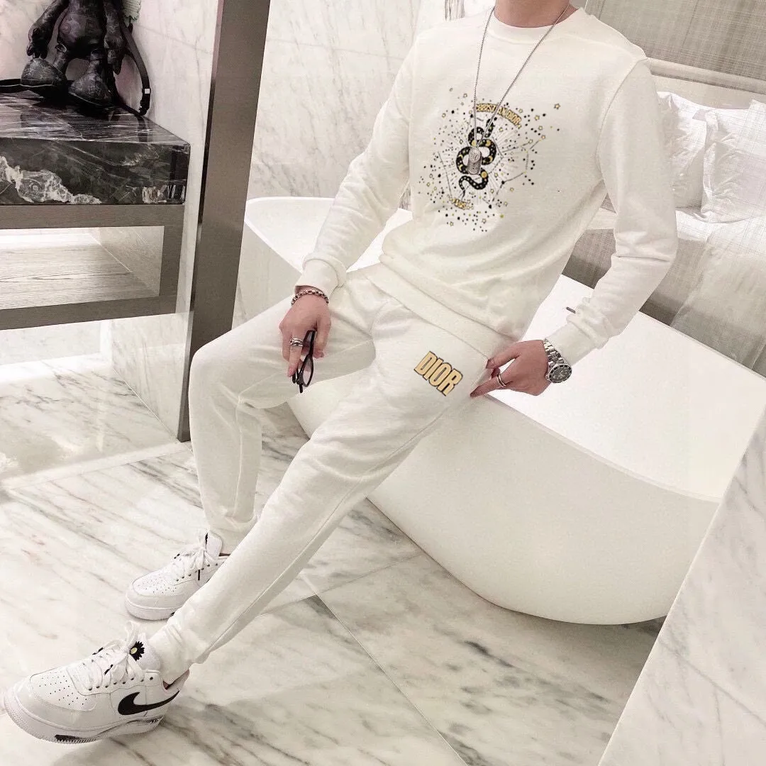 🅿️380 [DIOR Dior] (Fat Man’s Gospel) hot-selling suit is coming. Focus on the original version of the official website. 2025 new hot-selling sweatshirt suit. The original order is the best product. 🇭🇰The meticulous work of top designers is dedicated to a fitting and perfect upper body effect. All-natural high-quality Roman cotton 100%, close-fitting comfort, noble and elegant! Original hardware embodies elegance and nobility! Counter size: M-5XL (maximum wear up to 220 pounds)