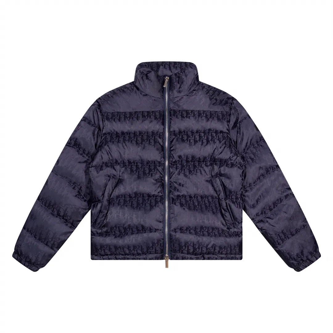 🅿️520 model number: Y19 Dior & Dior 2023 autumn and winter new style 🆕Couple style down jacket Original 1:1 customized hardware accessories are all imported and original customization Welcome to compare at the counter Absolutely high quality Use top 90 white duck down Super soft Filled with fluffy and plump Super heavy workmanship The fabric is well-made 👍 Perfect version Note ⚠ The fabric is super comfortable Men and women (first time making a down jacket this year) The running price is very cost-effective and breaks the ceiling) [Top-grade fabric + features: ✅Down content is 90 down, weight is about 220-260g ✅The whole body is fully printed with LOGO ✅Introducing a sense of fashion and luxury to achieve dual standards of warmth and style ✅Needs to be customized individually, very thick, with a three-dimensional and full feeling from 360 degrees! ✅The down jacket uses a double-layer anti-down liner design! Super windproof performance ✅Hardware 1:1 fully customized ZP craftsmanship: spot heavy goods! The highest version is produced by the same celebrity couple and must be good. This down jacket uses a double-layer anti-velvet liner design! It has super windproof performance and will be very warm in winter! Filled with white duck down, the fluffiness is high, and it can be worn at minus ten degrees ❗ Color: black, navy blue, silver gray (popular colors) Size: M–XXL