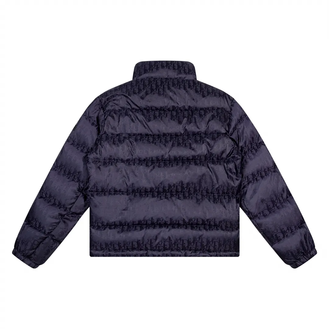 🅿️520 model number: Y19 Dior & Dior 2023 autumn and winter new style 🆕Couple style down jacket Original 1:1 customized hardware accessories are all imported and original customization Welcome to compare at the counter Absolutely high quality Use top 90 white duck down Super soft Filled with fluffy and plump Super heavy workmanship The fabric is well-made 👍 Perfect version Note ⚠ The fabric is super comfortable Men and women (first time making a down jacket this year) The running price is very cost-effective and breaks the ceiling) [Top-grade fabric + features: ✅Down content is 90 down, weight is about 220-260g ✅The whole body is fully printed with LOGO ✅Introducing a sense of fashion and luxury to achieve dual standards of warmth and style ✅Needs to be customized individually, very thick, with a three-dimensional and full feeling from 360 degrees! ✅The down jacket uses a double-layer anti-down liner design! Super windproof performance ✅Hardware 1:1 fully customized ZP craftsmanship: spot heavy goods! The highest version is produced by the same celebrity couple and must be good. This down jacket uses a double-layer anti-velvet liner design! It has super windproof performance and will be very warm in winter! Filled with white duck down, the fluffiness is high, and it can be worn at minus ten degrees ❗ Color: black, navy blue, silver gray (popular colors) Size: M–XXL