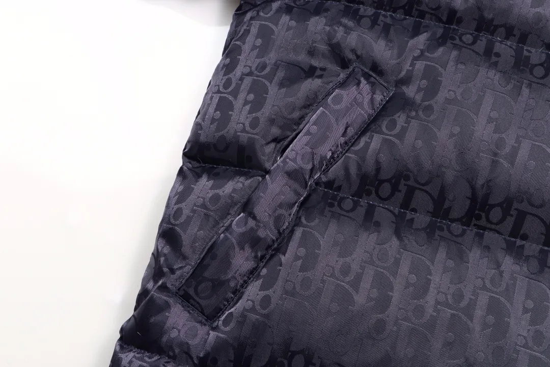🅿️520 model number: Y19 Dior & Dior 2023 autumn and winter new style 🆕Couple style down jacket Original 1:1 customized hardware accessories are all imported and original customization Welcome to compare at the counter Absolutely high quality Use top 90 white duck down Super soft Filled with fluffy and plump Super heavy workmanship The fabric is well-made 👍 Perfect version Note ⚠ The fabric is super comfortable Men and women (first time making a down jacket this year) The running price is very cost-effective and breaks the ceiling) [Top-grade fabric + features: ✅Down content is 90 down, weight is about 220-260g ✅The whole body is fully printed with LOGO ✅Introducing a sense of fashion and luxury to achieve dual standards of warmth and style ✅Needs to be customized individually, very thick, with a three-dimensional and full feeling from 360 degrees! ✅The down jacket uses a double-layer anti-down liner design! Super windproof performance ✅Hardware 1:1 fully customized ZP craftsmanship: spot heavy goods! The highest version is produced by the same celebrity couple and must be good. This down jacket uses a double-layer anti-velvet liner design! It has super windproof performance and will be very warm in winter! Filled with white duck down, the fluffiness is high, and it can be worn at minus ten degrees ❗ Color: black, navy blue, silver gray (popular colors) Size: M–XXL