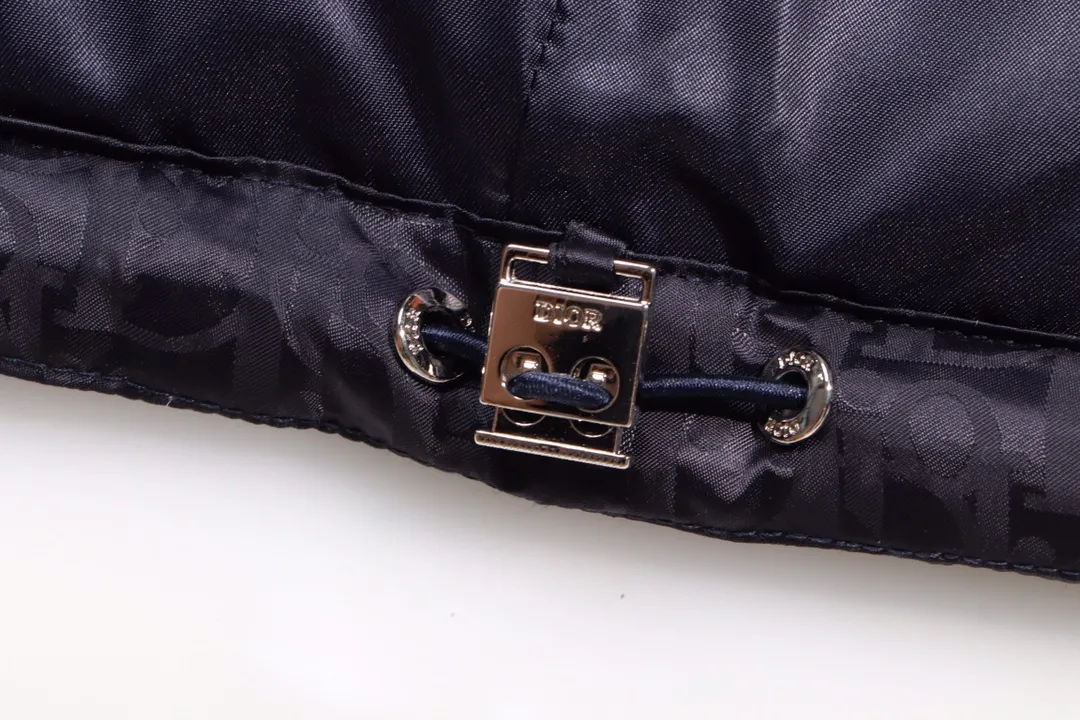 🅿️520 model number: Y19 Dior & Dior 2023 autumn and winter new style 🆕Couple style down jacket Original 1:1 customized hardware accessories are all imported and original customization Welcome to compare at the counter Absolutely high quality Use top 90 white duck down Super soft Filled with fluffy and plump Super heavy workmanship The fabric is well-made 👍 Perfect version Note ⚠ The fabric is super comfortable Men and women (first time making a down jacket this year) The running price is very cost-effective and breaks the ceiling) [Top-grade fabric + features: ✅Down content is 90 down, weight is about 220-260g ✅The whole body is fully printed with LOGO ✅Introducing a sense of fashion and luxury to achieve dual standards of warmth and style ✅Needs to be customized individually, very thick, with a three-dimensional and full feeling from 360 degrees! ✅The down jacket uses a double-layer anti-down liner design! Super windproof performance ✅Hardware 1:1 fully customized ZP craftsmanship: spot heavy goods! The highest version is produced by the same celebrity couple and must be good. This down jacket uses a double-layer anti-velvet liner design! It has super windproof performance and will be very warm in winter! Filled with white duck down, the fluffiness is high, and it can be worn at minus ten degrees ❗ Color: black, navy blue, silver gray (popular colors) Size: M–XXL