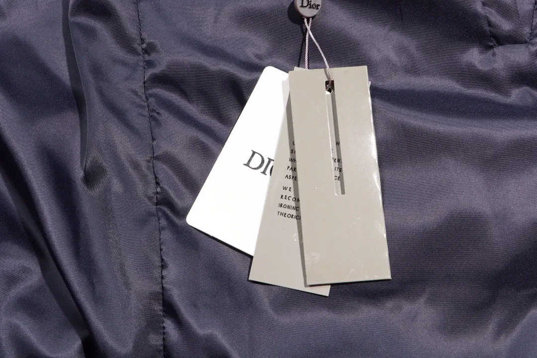 🅿️520 model number: Y19 Dior & Dior 2023 autumn and winter new style 🆕Couple style down jacket Original 1:1 customized hardware accessories are all imported and original customization Welcome to compare at the counter Absolutely high quality Use top 90 white duck down Super soft Filled with fluffy and plump Super heavy workmanship The fabric is well-made 👍 Perfect version Note ⚠ The fabric is super comfortable Men and women (first time making a down jacket this year) The running price is very cost-effective and breaks the ceiling) [Top-grade fabric + features: ✅Down content is 90 down, weight is about 220-260g ✅The whole body is fully printed with LOGO ✅Introducing a sense of fashion and luxury to achieve dual standards of warmth and style ✅Needs to be customized individually, very thick, with a three-dimensional and full feeling from 360 degrees! ✅The down jacket uses a double-layer anti-down liner design! Super windproof performance ✅Hardware 1:1 fully customized ZP craftsmanship: spot heavy goods! The highest version is produced by the same celebrity couple and must be good. This down jacket uses a double-layer anti-velvet liner design! It has super windproof performance and will be very warm in winter! Filled with white duck down, the fluffiness is high, and it can be worn at minus ten degrees ❗ Color: black, navy blue, silver gray (popular colors) Size: M–XXL