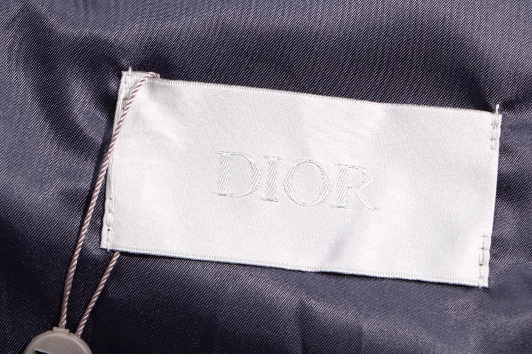 🅿️520 model number: Y19 Dior & Dior 2023 autumn and winter new style 🆕Couple style down jacket Original 1:1 customized hardware accessories are all imported and original customization Welcome to compare at the counter Absolutely high quality Use top 90 white duck down Super soft Filled with fluffy and plump Super heavy workmanship The fabric is well-made 👍 Perfect version Note ⚠ The fabric is super comfortable Men and women (first time making a down jacket this year) The running price is very cost-effective and breaks the ceiling) [Top-grade fabric + features: ✅Down content is 90 down, weight is about 220-260g ✅The whole body is fully printed with LOGO ✅Introducing a sense of fashion and luxury to achieve dual standards of warmth and style ✅Needs to be customized individually, very thick, with a three-dimensional and full feeling from 360 degrees! ✅The down jacket uses a double-layer anti-down liner design! Super windproof performance ✅Hardware 1:1 fully customized ZP craftsmanship: spot heavy goods! The highest version is produced by the same celebrity couple and must be good. This down jacket uses a double-layer anti-velvet liner design! It has super windproof performance and will be very warm in winter! Filled with white duck down, the fluffiness is high, and it can be worn at minus ten degrees ❗ Color: black, navy blue, silver gray (popular colors) Size: M–XXL