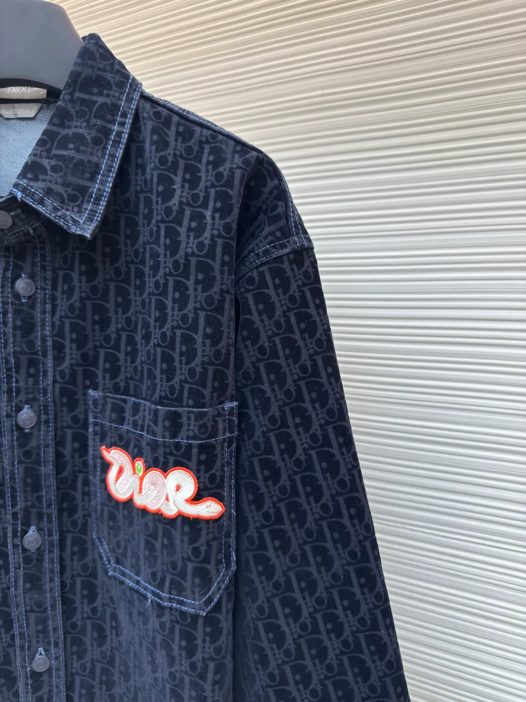 Diorx KAWS joint denim jacket ●Authentic product: purchased and developed by 10199 ●Item number: 1680584-B90 ●Material: blended denim ●Technology: embroidered patch ●Version: fitted version ●Weight: about 810 grams ●Size: 37-38-40-42-44 ●Description: Made of customized blue cotton blended denim fabric, with pockets on both sides of the front panel, a customized Dior letter leather patch on the back, and a DIOR AND KAWS embroidery design on the back hip, which reinterprets the Dior logo in a colorful snake shape. The placket is molded with custom Dior letter buttons of the same color, and the whole body is decorated with the same color Oblique print, truly a 1:1 copy. Close your eyes and enter
