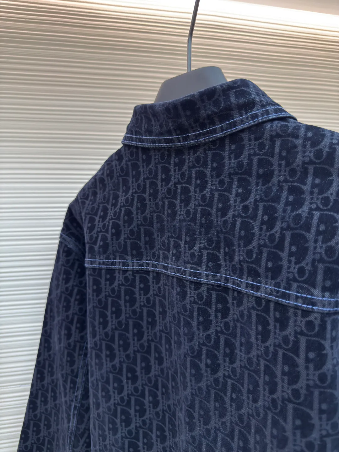 Diorx KAWS joint denim jacket ●Authentic product: purchased and developed by 10199 ●Item number: 1680584-B90 ●Material: blended denim ●Technology: embroidered patch ●Version: fitted version ●Weight: about 810 grams ●Size: 37-38-40-42-44 ●Description: Made of customized blue cotton blended denim fabric, with pockets on both sides of the front panel, a customized Dior letter leather patch on the back, and a DIOR AND KAWS embroidery design on the back hip, which reinterprets the Dior logo in a colorful snake shape. The placket is molded with custom Dior letter buttons of the same color, and the whole body is decorated with the same color Oblique print, truly a 1:1 copy. Close your eyes and enter