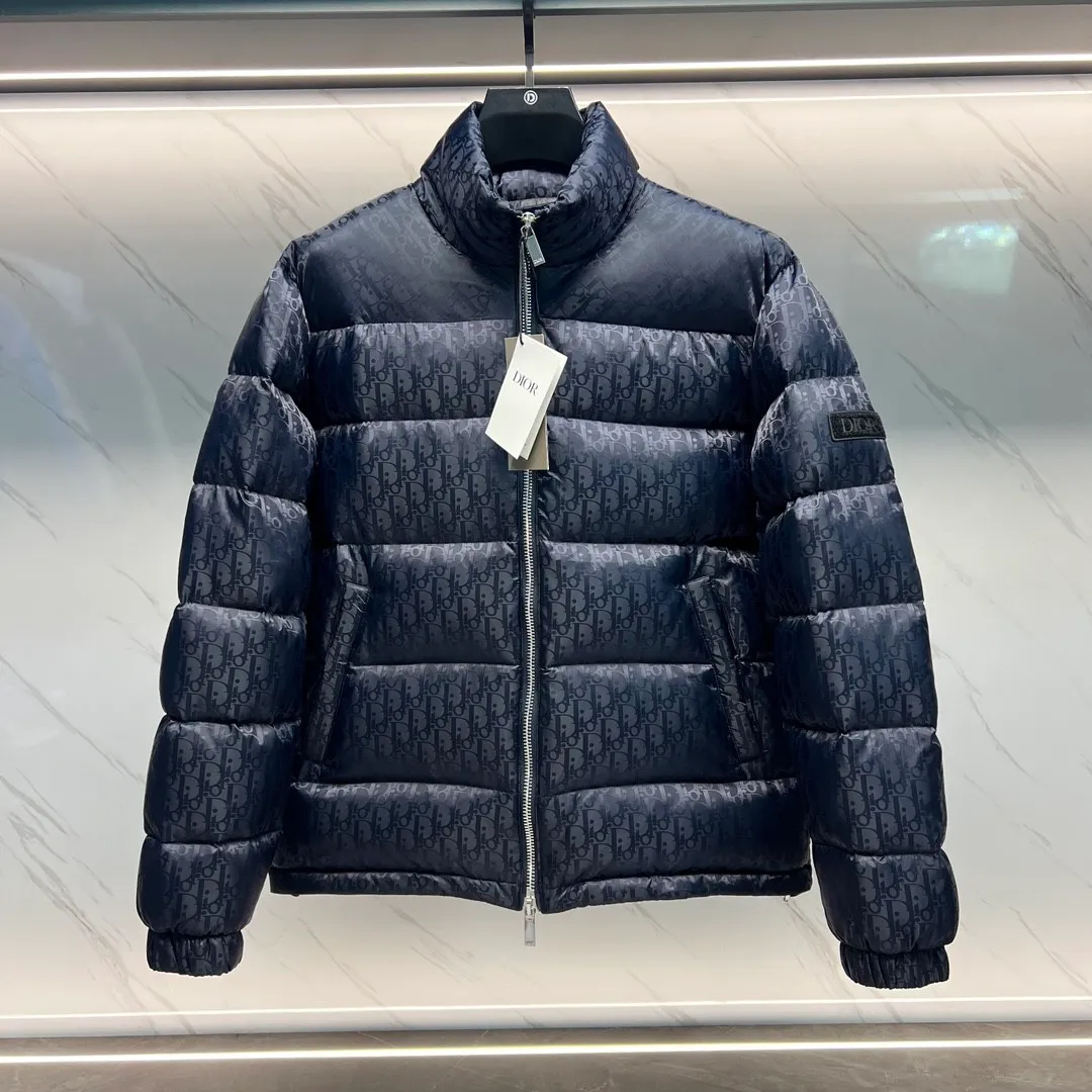 🅿️760 ⬆️Dior 23FW oblique dark pattern presbyopic stand collar down jacket, same style at the counter, popular all the way 🔥presbyopic down jacket is here🤩~ This is a down jacket with ultra-complex craftsmanship, the custom fabric cycle is as long as 50 days, based on the original fabric, laser jacquard makes the whole garment uneven, with a stronger three-dimensional effect, and the 3D effect is more obvious ✨This fabric has a good hand feel, and the dark pattern on the jacket is very low-key. The fabric shows a dark grain luster, and it has extremely high waterproof properties! The real texture is more perfect, custom-woven high-density satin nylon material and dark jacquard weave, simple and refreshing, thick and fluffy, super three-proof fabric, waterproof, stain-proof and dust-proof! ✨ Full-width jacquard LOGO, ultra-high-end luxury and style. The handsomeness and eye-catching index of the upper body are absolutely NO. 1. Fully custom-woven jacquard LOGO technology fabric, high-density polyester fiber. It is a new type of heat-insulating and light-weight fabric. It has a light texture, delicate and soft warmth and breathability. Especially the LOGO jacquard produces different light and dark interweaving under different lights! Full of hidden flower logos, low-key with a touch of expensiveness, the overall shape is not too bloated, windproof and waterproof, it can be called a haven in winter 😍 Simple but not simple, wear it with a wrap in autumn and winter. ✨The interior is filled with 90-fill white goose down, (90% white goose down ➕10% white goose feather) This type of down is full of fluffiness, better thermal insulation, and has no down stalks! Hooded and windproof design, comfortable and warm! The white goose down filled inside is a strong guarantee of warmth and cold resistance. As for the so-called odor gas of down, it is completely worry-free. The upper body is light and full. The down filling is sufficiently balanced to obtain uniform warmth! The upper body is eye-catching. ✨The hardware of the whole garment is made of original 1V1 customized tungsten material. Leather label design, hot melt technology, one-time molding