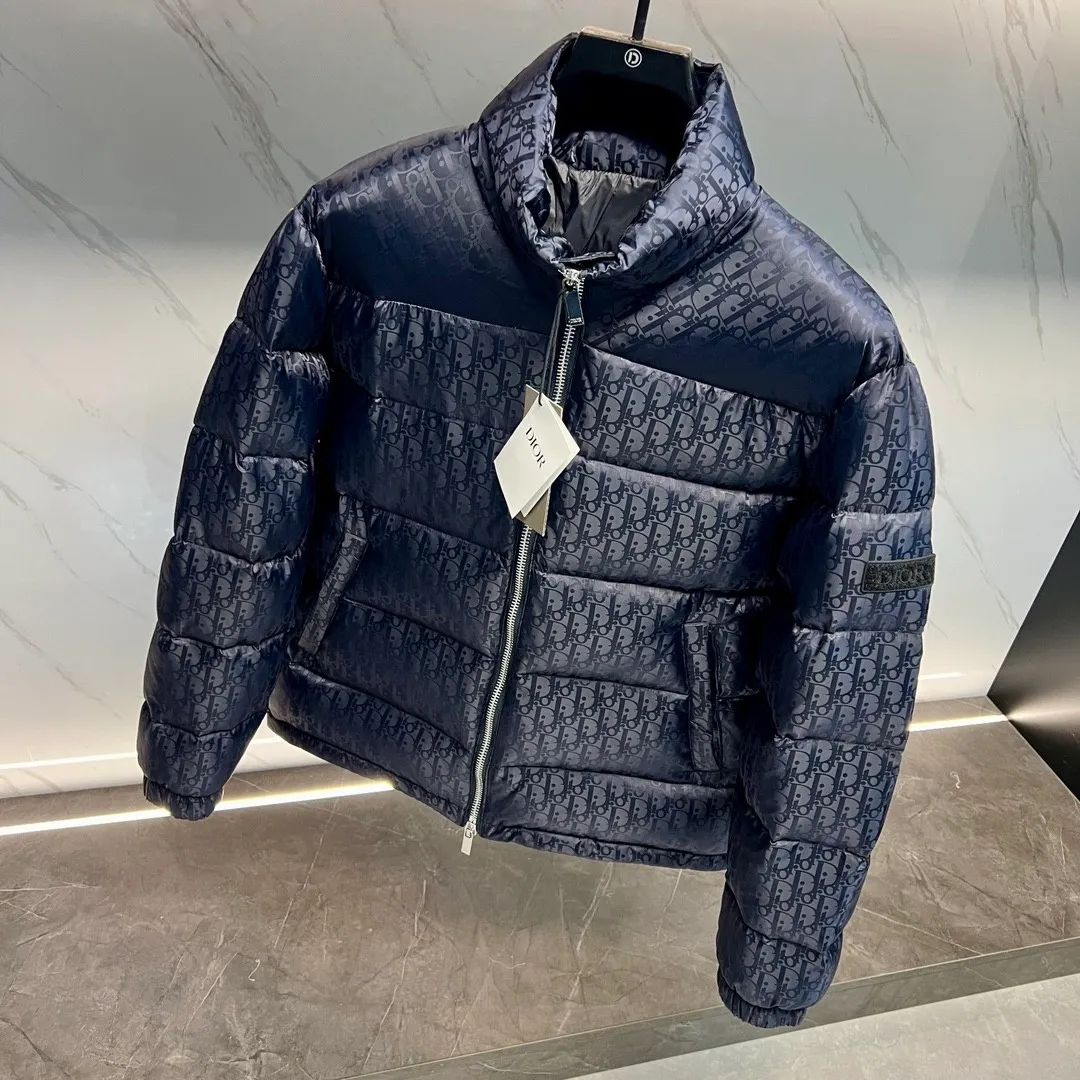 🅿️760 ⬆️Dior 23FW oblique dark pattern presbyopic stand collar down jacket, same style at the counter, popular all the way 🔥presbyopic down jacket is here🤩~ This is a down jacket with ultra-complex craftsmanship, the custom fabric cycle is as long as 50 days, based on the original fabric, laser jacquard makes the whole garment uneven, with a stronger three-dimensional effect, and the 3D effect is more obvious ✨This fabric has a good hand feel, and the dark pattern on the jacket is very low-key. The fabric shows a dark grain luster, and it has extremely high waterproof properties! The real texture is more perfect, custom-woven high-density satin nylon material and dark jacquard weave, simple and refreshing, thick and fluffy, super three-proof fabric, waterproof, stain-proof and dust-proof! ✨ Full-width jacquard LOGO, ultra-high-end luxury and style. The handsomeness and eye-catching index of the upper body are absolutely NO. 1. Fully custom-woven jacquard LOGO technology fabric, high-density polyester fiber. It is a new type of heat-insulating and light-weight fabric. It has a light texture, delicate and soft warmth and breathability. Especially the LOGO jacquard produces different light and dark interweaving under different lights! Full of hidden flower logos, low-key with a touch of expensiveness, the overall shape is not too bloated, windproof and waterproof, it can be called a haven in winter 😍 Simple but not simple, wear it with a wrap in autumn and winter. ✨The interior is filled with 90-fill white goose down, (90% white goose down ➕10% white goose feather) This type of down is full of fluffiness, better thermal insulation, and has no down stalks! Hooded and windproof design, comfortable and warm! The white goose down filled inside is a strong guarantee of warmth and cold resistance. As for the so-called odor gas of down, it is completely worry-free. The upper body is light and full. The down filling is sufficiently balanced to obtain uniform warmth! The upper body is eye-catching. ✨The hardware of the whole garment is made of original 1V1 customized tungsten material. Leather label design, hot melt technology, one-time molding