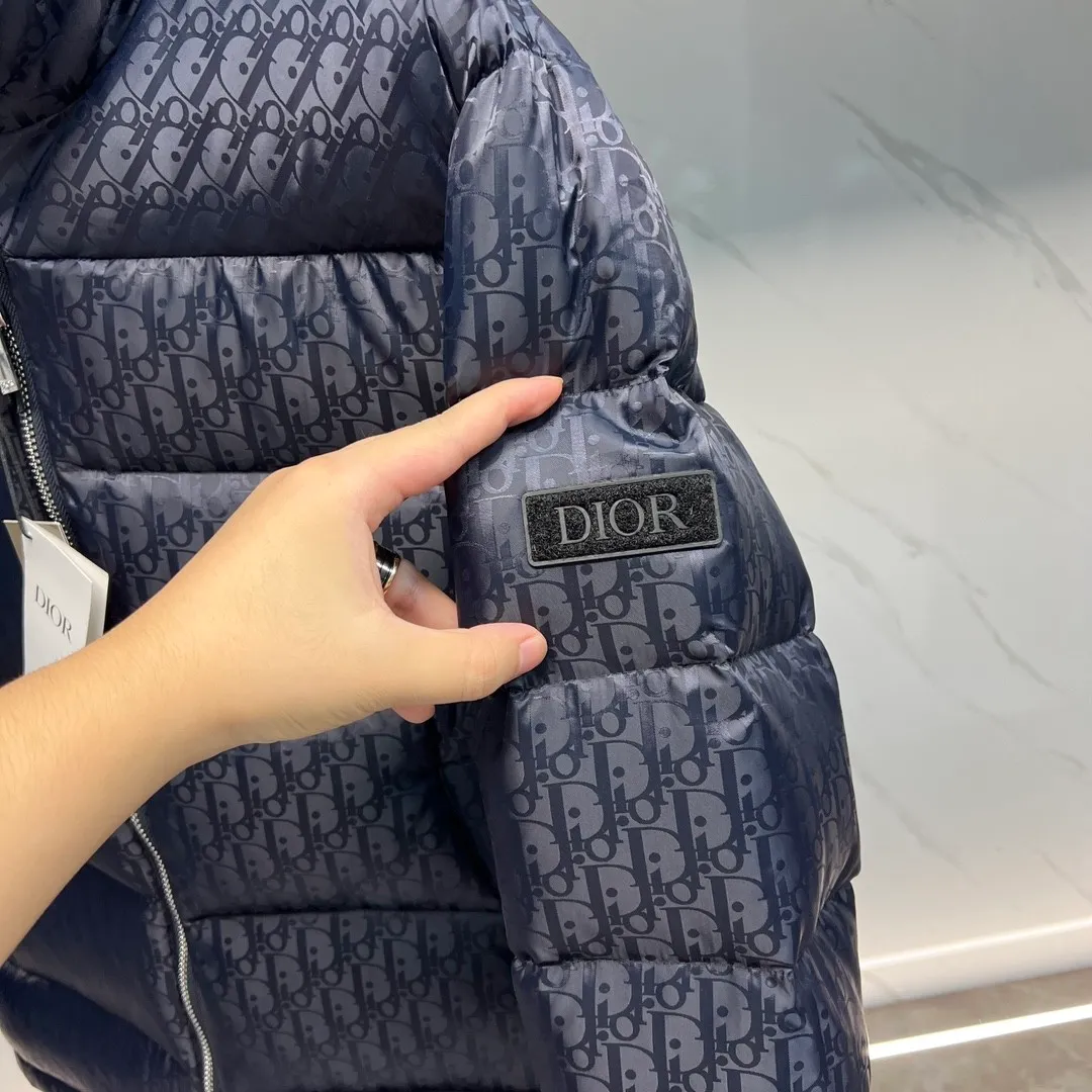 🅿️760 ⬆️Dior 23FW oblique dark pattern presbyopic stand collar down jacket, same style at the counter, popular all the way 🔥presbyopic down jacket is here🤩~ This is a down jacket with ultra-complex craftsmanship, the custom fabric cycle is as long as 50 days, based on the original fabric, laser jacquard makes the whole garment uneven, with a stronger three-dimensional effect, and the 3D effect is more obvious ✨This fabric has a good hand feel, and the dark pattern on the jacket is very low-key. The fabric shows a dark grain luster, and it has extremely high waterproof properties! The real texture is more perfect, custom-woven high-density satin nylon material and dark jacquard weave, simple and refreshing, thick and fluffy, super three-proof fabric, waterproof, stain-proof and dust-proof! ✨ Full-width jacquard LOGO, ultra-high-end luxury and style. The handsomeness and eye-catching index of the upper body are absolutely NO. 1. Fully custom-woven jacquard LOGO technology fabric, high-density polyester fiber. It is a new type of heat-insulating and light-weight fabric. It has a light texture, delicate and soft warmth and breathability. Especially the LOGO jacquard produces different light and dark interweaving under different lights! Full of hidden flower logos, low-key with a touch of expensiveness, the overall shape is not too bloated, windproof and waterproof, it can be called a haven in winter 😍 Simple but not simple, wear it with a wrap in autumn and winter. ✨The interior is filled with 90-fill white goose down, (90% white goose down ➕10% white goose feather) This type of down is full of fluffiness, better thermal insulation, and has no down stalks! Hooded and windproof design, comfortable and warm! The white goose down filled inside is a strong guarantee of warmth and cold resistance. As for the so-called odor gas of down, it is completely worry-free. The upper body is light and full. The down filling is sufficiently balanced to obtain uniform warmth! The upper body is eye-catching. ✨The hardware of the whole garment is made of original 1V1 customized tungsten material. Leather label design, hot melt technology, one-time molding