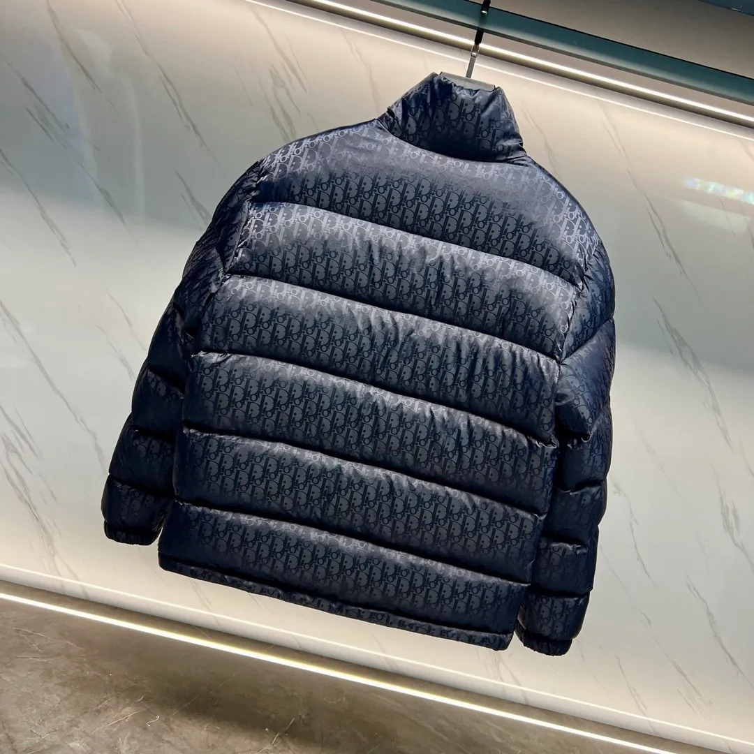🅿️760 ⬆️Dior 23FW oblique dark pattern presbyopic stand collar down jacket, same style at the counter, popular all the way 🔥presbyopic down jacket is here🤩~ This is a down jacket with ultra-complex craftsmanship, the custom fabric cycle is as long as 50 days, based on the original fabric, laser jacquard makes the whole garment uneven, with a stronger three-dimensional effect, and the 3D effect is more obvious ✨This fabric has a good hand feel, and the dark pattern on the jacket is very low-key. The fabric shows a dark grain luster, and it has extremely high waterproof properties! The real texture is more perfect, custom-woven high-density satin nylon material and dark jacquard weave, simple and refreshing, thick and fluffy, super three-proof fabric, waterproof, stain-proof and dust-proof! ✨ Full-width jacquard LOGO, ultra-high-end luxury and style. The handsomeness and eye-catching index of the upper body are absolutely NO. 1. Fully custom-woven jacquard LOGO technology fabric, high-density polyester fiber. It is a new type of heat-insulating and light-weight fabric. It has a light texture, delicate and soft warmth and breathability. Especially the LOGO jacquard produces different light and dark interweaving under different lights! Full of hidden flower logos, low-key with a touch of expensiveness, the overall shape is not too bloated, windproof and waterproof, it can be called a haven in winter 😍 Simple but not simple, wear it with a wrap in autumn and winter. ✨The interior is filled with 90-fill white goose down, (90% white goose down ➕10% white goose feather) This type of down is full of fluffiness, better thermal insulation, and has no down stalks! Hooded and windproof design, comfortable and warm! The white goose down filled inside is a strong guarantee of warmth and cold resistance. As for the so-called odor gas of down, it is completely worry-free. The upper body is light and full. The down filling is sufficiently balanced to obtain uniform warmth! The upper body is eye-catching. ✨The hardware of the whole garment is made of original 1V1 customized tungsten material. Leather label design, hot melt technology, one-time molding
