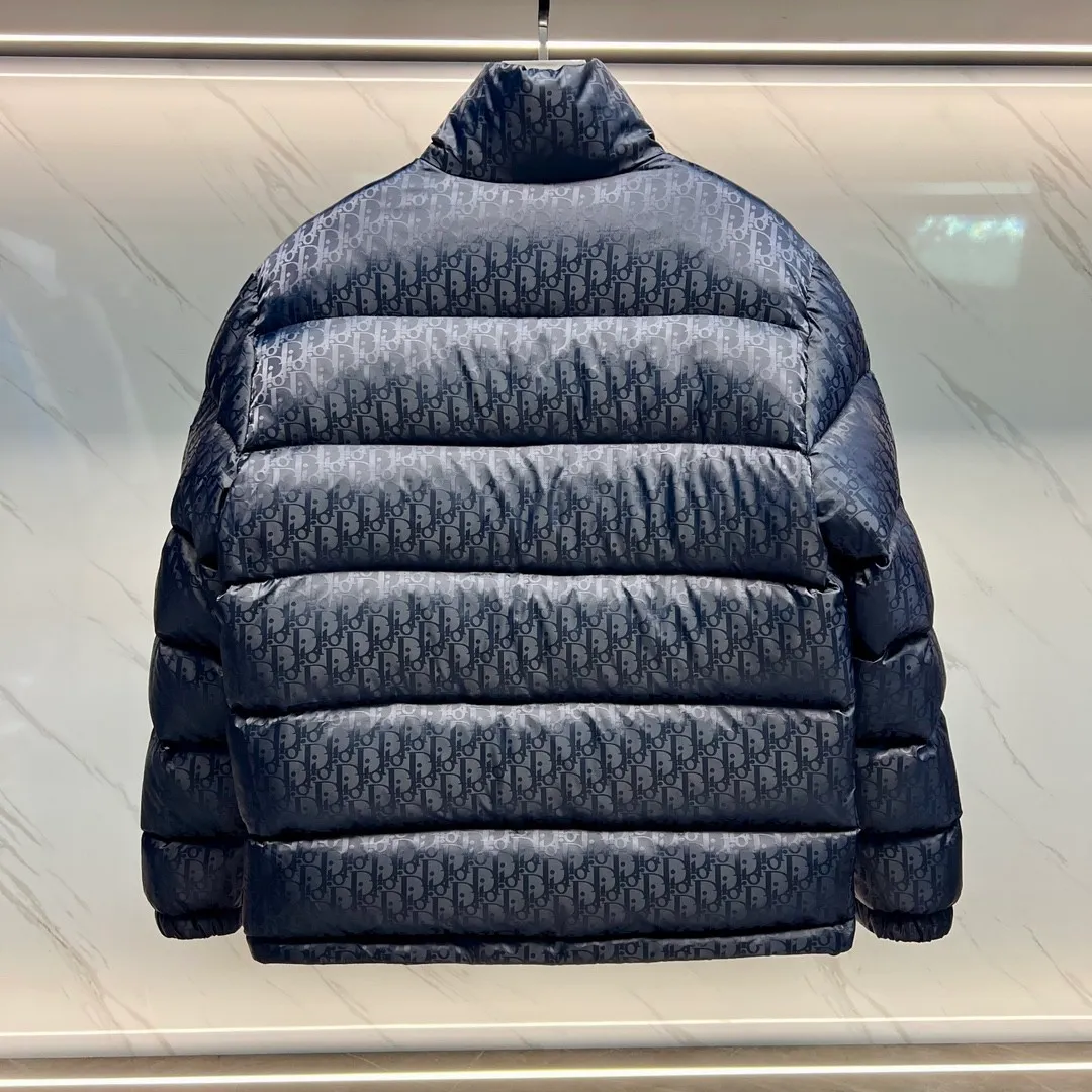 🅿️760 ⬆️Dior 23FW oblique dark pattern presbyopic stand collar down jacket, same style at the counter, popular all the way 🔥presbyopic down jacket is here🤩~ This is a down jacket with ultra-complex craftsmanship, the custom fabric cycle is as long as 50 days, based on the original fabric, laser jacquard makes the whole garment uneven, with a stronger three-dimensional effect, and the 3D effect is more obvious ✨This fabric has a good hand feel, and the dark pattern on the jacket is very low-key. The fabric shows a dark grain luster, and it has extremely high waterproof properties! The real texture is more perfect, custom-woven high-density satin nylon material and dark jacquard weave, simple and refreshing, thick and fluffy, super three-proof fabric, waterproof, stain-proof and dust-proof! ✨ Full-width jacquard LOGO, ultra-high-end luxury and style. The handsomeness and eye-catching index of the upper body are absolutely NO. 1. Fully custom-woven jacquard LOGO technology fabric, high-density polyester fiber. It is a new type of heat-insulating and light-weight fabric. It has a light texture, delicate and soft warmth and breathability. Especially the LOGO jacquard produces different light and dark interweaving under different lights! Full of hidden flower logos, low-key with a touch of expensiveness, the overall shape is not too bloated, windproof and waterproof, it can be called a haven in winter 😍 Simple but not simple, wear it with a wrap in autumn and winter. ✨The interior is filled with 90-fill white goose down, (90% white goose down ➕10% white goose feather) This type of down is full of fluffiness, better thermal insulation, and has no down stalks! Hooded and windproof design, comfortable and warm! The white goose down filled inside is a strong guarantee of warmth and cold resistance. As for the so-called odor gas of down, it is completely worry-free. The upper body is light and full. The down filling is sufficiently balanced to obtain uniform warmth! The upper body is eye-catching. ✨The hardware of the whole garment is made of original 1V1 customized tungsten material. Leather label design, hot melt technology, one-time molding