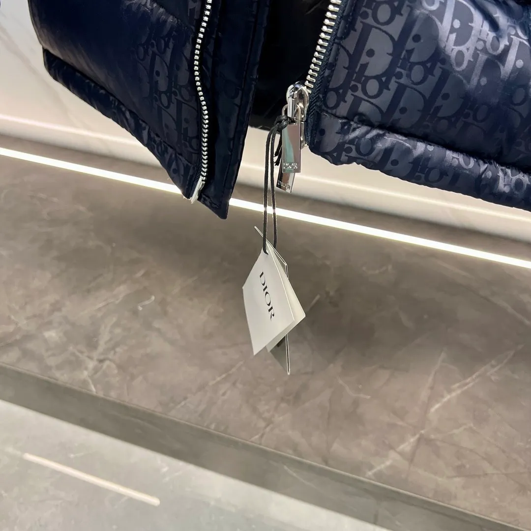 🅿️760 ⬆️Dior 23FW oblique dark pattern presbyopic stand collar down jacket, same style at the counter, popular all the way 🔥presbyopic down jacket is here🤩~ This is a down jacket with ultra-complex craftsmanship, the custom fabric cycle is as long as 50 days, based on the original fabric, laser jacquard makes the whole garment uneven, with a stronger three-dimensional effect, and the 3D effect is more obvious ✨This fabric has a good hand feel, and the dark pattern on the jacket is very low-key. The fabric shows a dark grain luster, and it has extremely high waterproof properties! The real texture is more perfect, custom-woven high-density satin nylon material and dark jacquard weave, simple and refreshing, thick and fluffy, super three-proof fabric, waterproof, stain-proof and dust-proof! ✨ Full-width jacquard LOGO, ultra-high-end luxury and style. The handsomeness and eye-catching index of the upper body are absolutely NO. 1. Fully custom-woven jacquard LOGO technology fabric, high-density polyester fiber. It is a new type of heat-insulating and light-weight fabric. It has a light texture, delicate and soft warmth and breathability. Especially the LOGO jacquard produces different light and dark interweaving under different lights! Full of hidden flower logos, low-key with a touch of expensiveness, the overall shape is not too bloated, windproof and waterproof, it can be called a haven in winter 😍 Simple but not simple, wear it with a wrap in autumn and winter. ✨The interior is filled with 90-fill white goose down, (90% white goose down ➕10% white goose feather) This type of down is full of fluffiness, better thermal insulation, and has no down stalks! Hooded and windproof design, comfortable and warm! The white goose down filled inside is a strong guarantee of warmth and cold resistance. As for the so-called odor gas of down, it is completely worry-free. The upper body is light and full. The down filling is sufficiently balanced to obtain uniform warmth! The upper body is eye-catching. ✨The hardware of the whole garment is made of original 1V1 customized tungsten material. Leather label design, hot melt technology, one-time molding