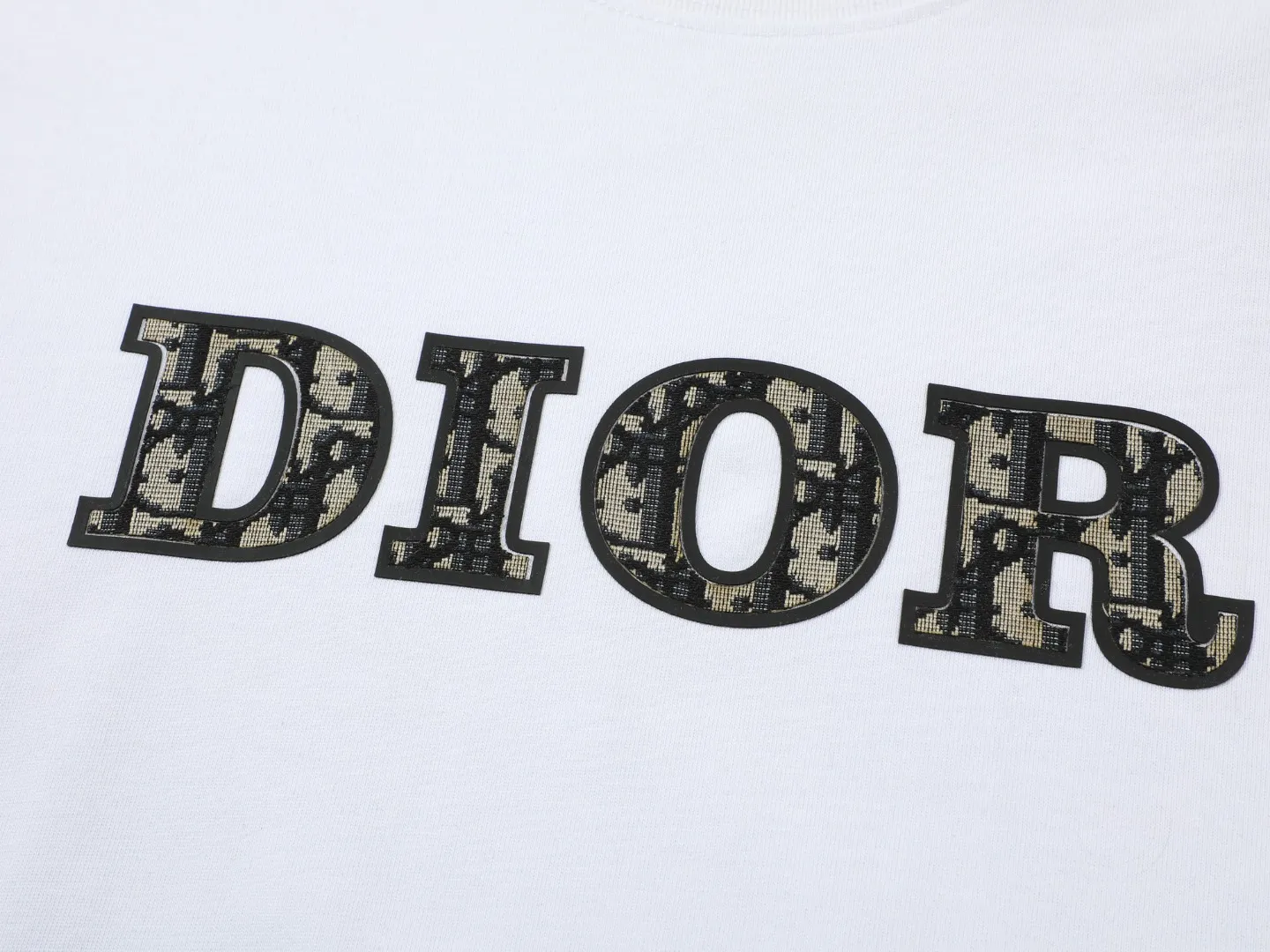 🅿️170 DIOR printed letters‼ ️Short-sleeved T-shirt® *Customized 280g cotton fabric, the fabric is soft, skin-friendly and comfortable *Laminated letter logo on the front *A very simple and elegant one that is unparalleled in terms of upper body comfort, interpreting your luxury and taste, and creating your fashionable charm. ⚠️Washing method: It is recommended to dry clean or wrap the reverse side in a laundry bag and machine wash it quickly in cold water and let it dry naturally! ⚠️ Unisex style 𝐂𝐎𝐋𝐎𝐔𝐑: White Black 𝐒𝐈𝐙𝐄: S-XL