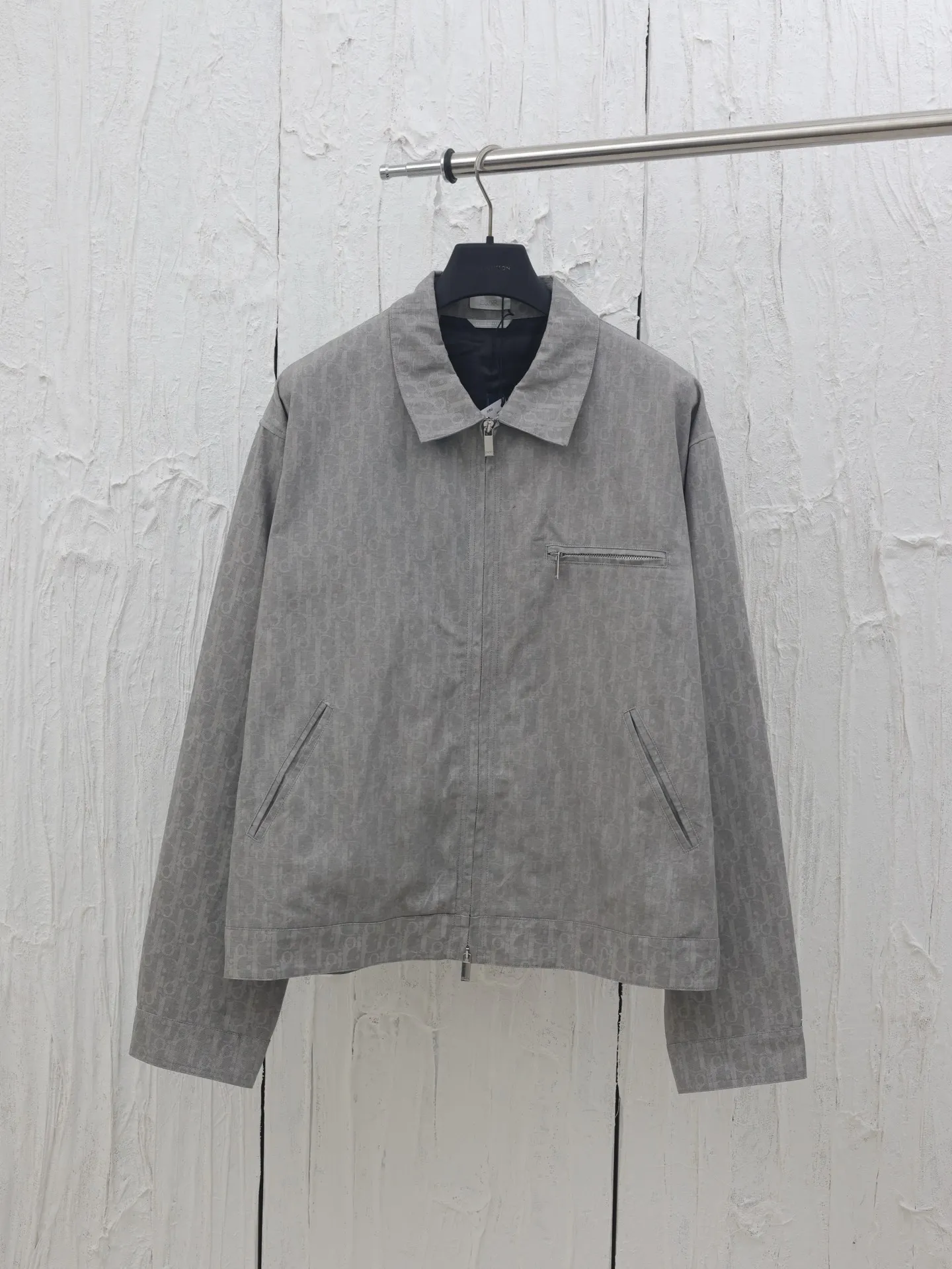 🅿️670 Dio*/Dior 25 new OBLIQUE jacquard all-over printed zipper jacket is decorated with Oblique printing all over the body, a new interpretation of Dio’s classic pattern. Crafted from gray and light blue cotton denim, it features patch pockets on the chest and Dio logo buttons. Unique and simple design, novel and chic Size: 46/48/50/52