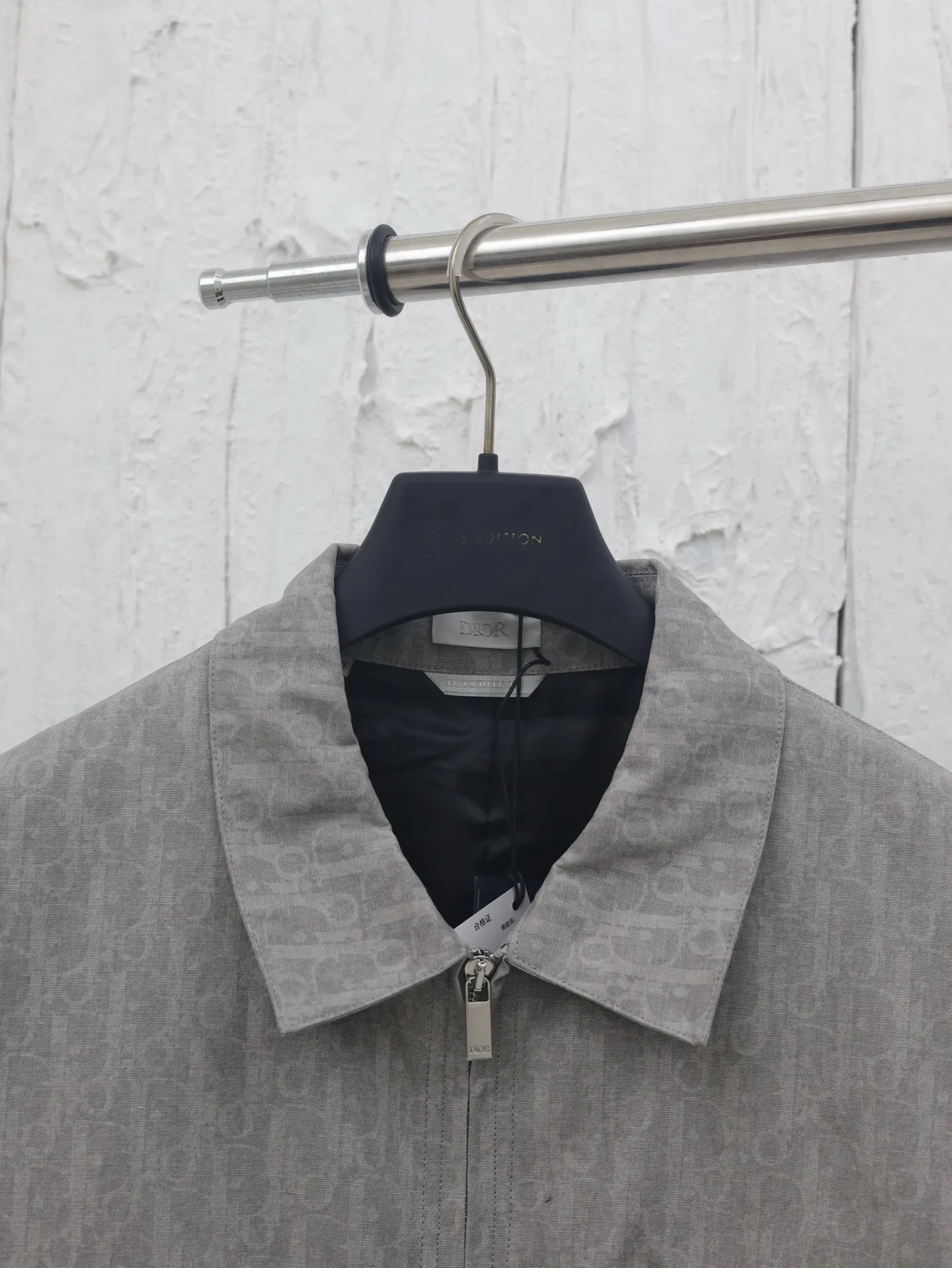 🅿️670 Dio*/Dior 25 new OBLIQUE jacquard all-over printed zipper jacket is decorated with Oblique printing all over the body, a new interpretation of Dio’s classic pattern. Crafted from gray and light blue cotton denim, it features patch pockets on the chest and Dio logo buttons. Unique and simple design, novel and chic Size: 46/48/50/52