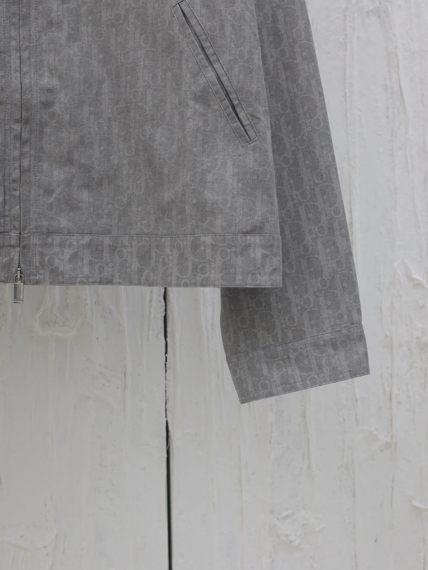 🅿️670 Dio*/Dior 25 new OBLIQUE jacquard all-over printed zipper jacket is decorated with Oblique printing all over the body, a new interpretation of Dio’s classic pattern. Crafted from gray and light blue cotton denim, it features patch pockets on the chest and Dio logo buttons. Unique and simple design, novel and chic Size: 46/48/50/52
