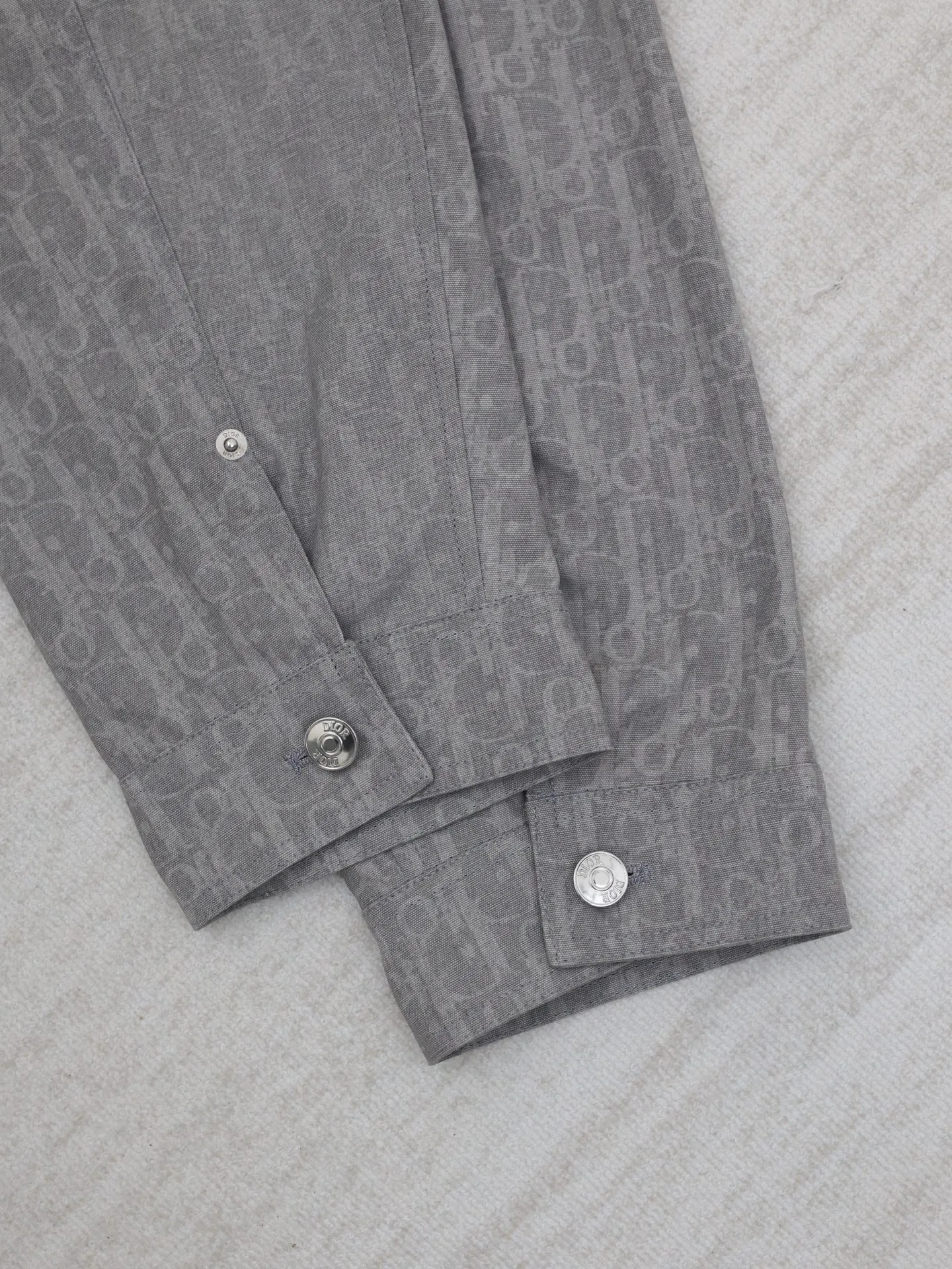 🅿️670 Dio*/Dior 25 new OBLIQUE jacquard all-over printed zipper jacket is decorated with Oblique printing all over the body, a new interpretation of Dio’s classic pattern. Crafted from gray and light blue cotton denim, it features patch pockets on the chest and Dio logo buttons. Unique and simple design, novel and chic Size: 46/48/50/52