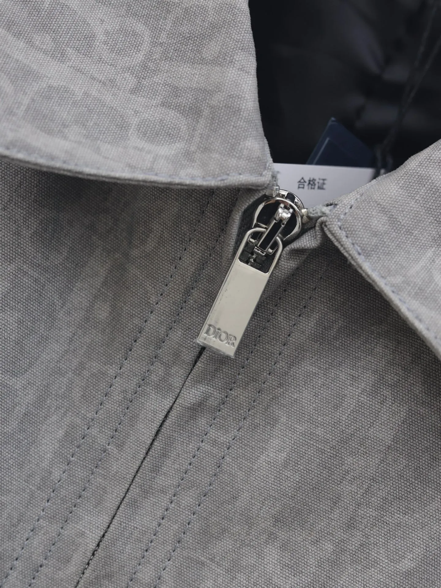 🅿️670 Dio*/Dior 25 new OBLIQUE jacquard all-over printed zipper jacket is decorated with Oblique printing all over the body, a new interpretation of Dio’s classic pattern. Crafted from gray and light blue cotton denim, it features patch pockets on the chest and Dio logo buttons. Unique and simple design, novel and chic Size: 46/48/50/52