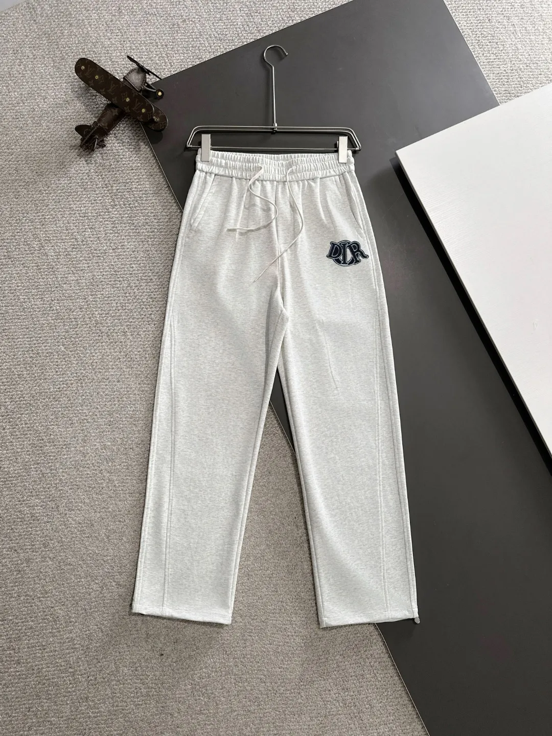 🅿️400 next day shipping Dior 2025 spring and summer new elastic band casual pants, thin counter custom fabrics, high breathability and comfort, impeccable details, brand element design concept, reflecting high quality. It feels delicate and soft! It presents a casual cut and the upper body shape is great! Size: M-4XL
